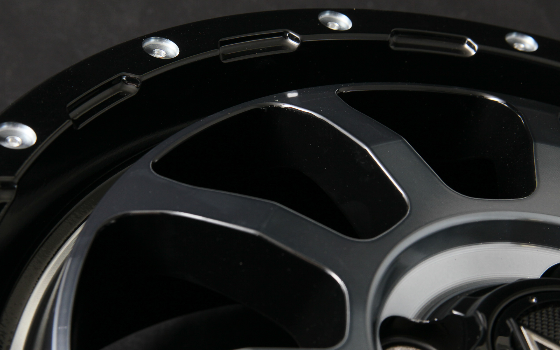 リムのフランジ部に施されたドリルド加工。スポークが10本なのに対して15個配置。スポークとはあえて不規則に並べたのは動きを感じさせるのが狙い