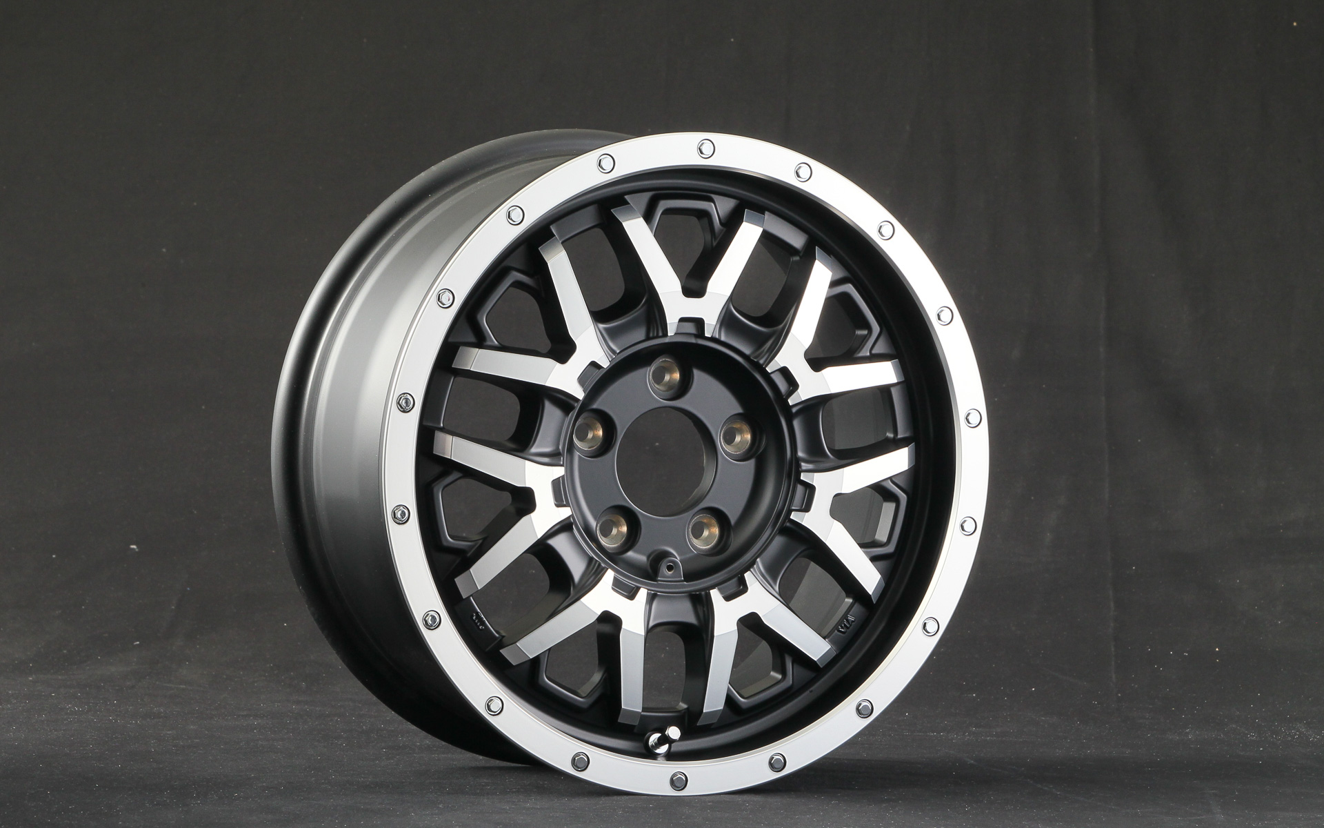 ナイトロパワー M27グレネード。工法は鋳造1ピース。カラーはセミグロスブラック＋フランジディスクポリッシュ。サイズは15×5J 48～17×7J 40。価格は3万2000円～4万5000円（税別）