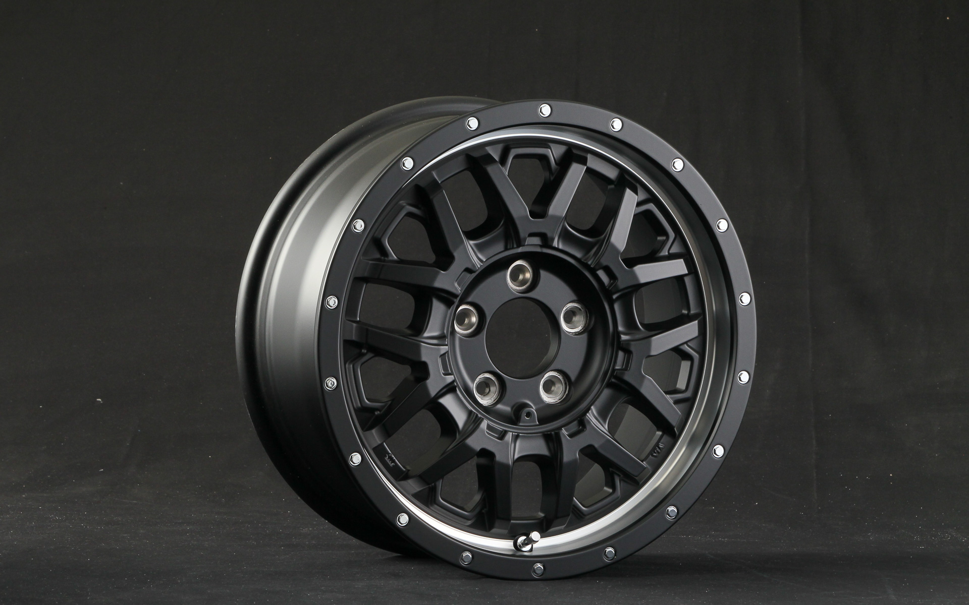 こちらはセミグロスブラック＋リムヴァーティカルポリッシュ。ブラックを正面に出してリムの内側をポリッシュ仕上げにするという塗り分け