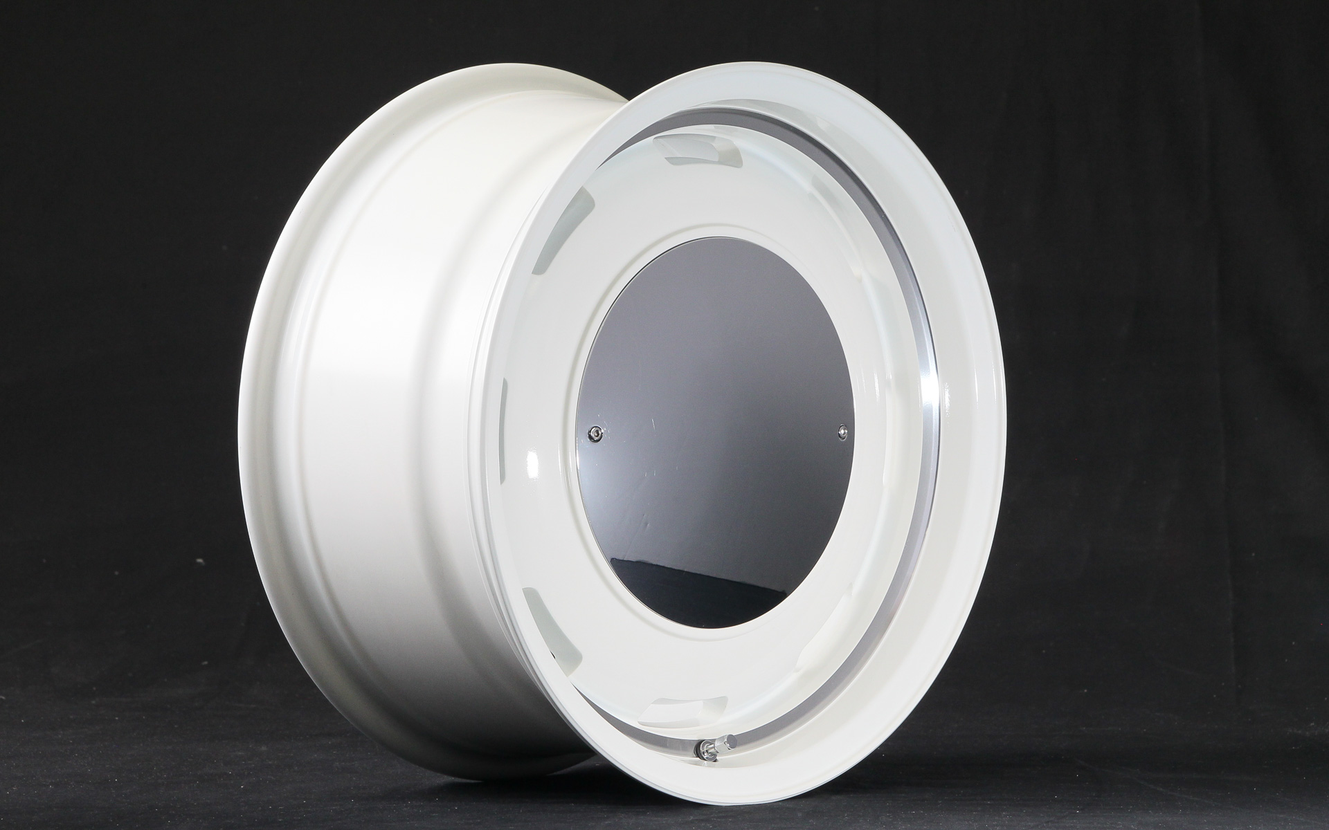 MID ガルシアシスコ ムーン。工法は鋳造1ピースでカラーは写真のオールドイングリッシュホワイトリムヴァーレイポリッシュのほか、セミグロスブラックリムヴァーレイポリッシュ、メタリックグレーポリッシュがある。サイズは4穴 P.C.D.100が14×4.5J 45と15×4.5J 45。価格は2万7000円~2万9000円(税別)。5穴P.C.D.139.7が16×5.5J 20と16×6J -5。価格はともに3万円(税別)。6穴P.C.D.139.7が15×6J 33~17×8J 20で、価格は3万円~3万7000円(\税別)