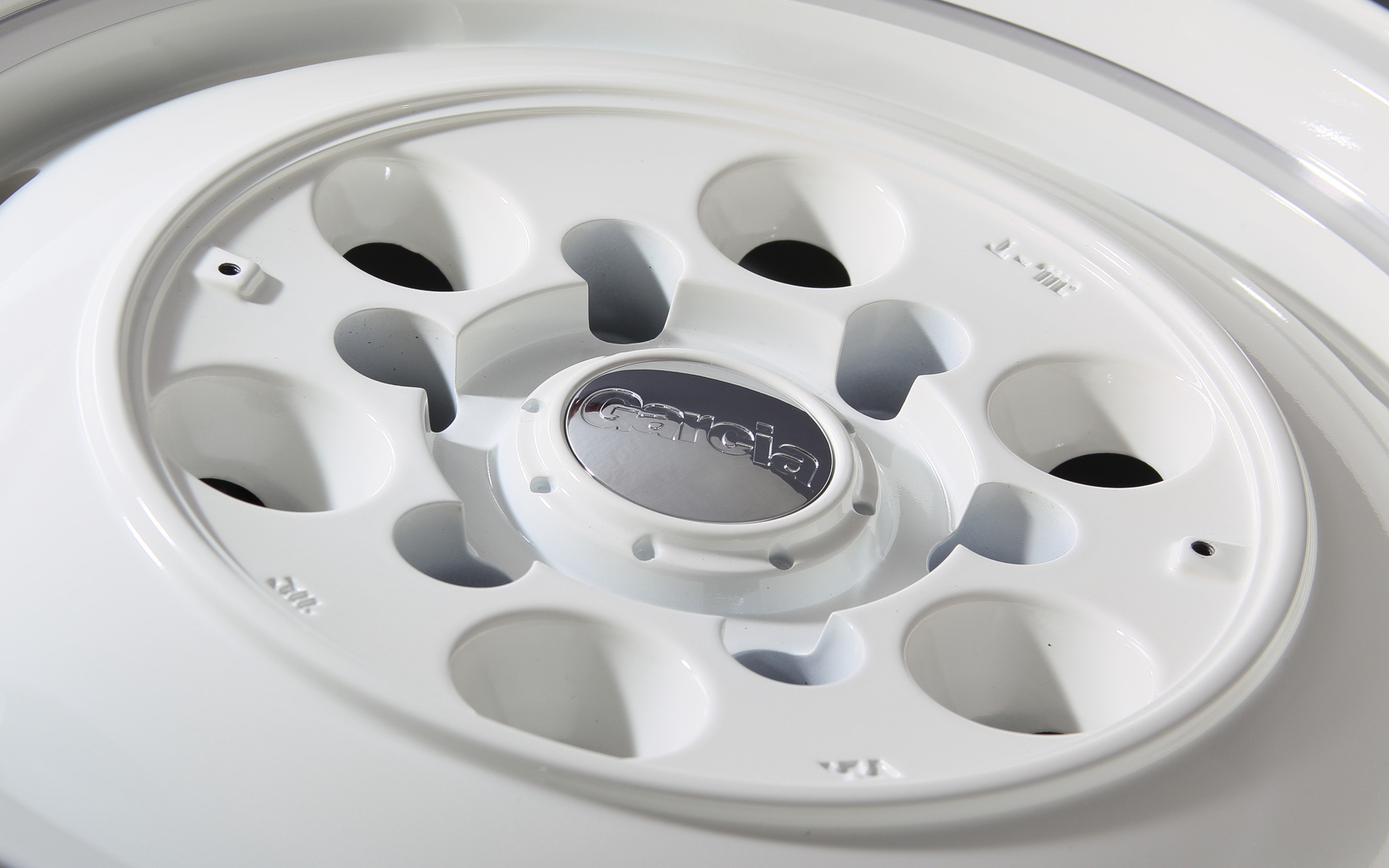 センターカバーを外した状態。大きめのセンターサークルには6つのデザインホールが配置される。アメリカントラックが履くクラシックなホイールのような印象だ