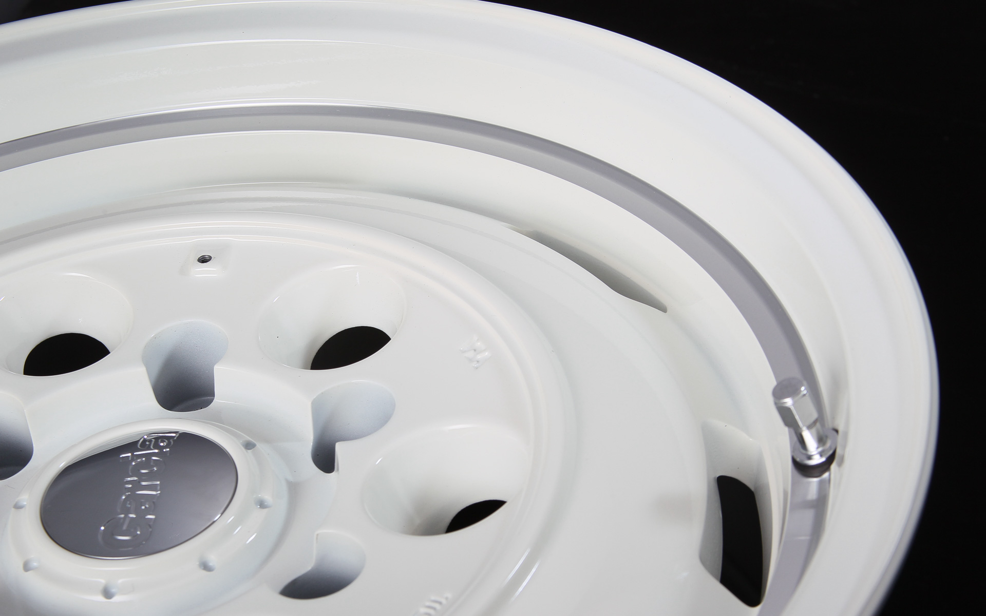 このホイールは表が「ほぼ面」というデザインなのでイメージが単調になりそうだが、ディッシュ部とリムの接合部には8つの穴を設けることそれを防いでいる