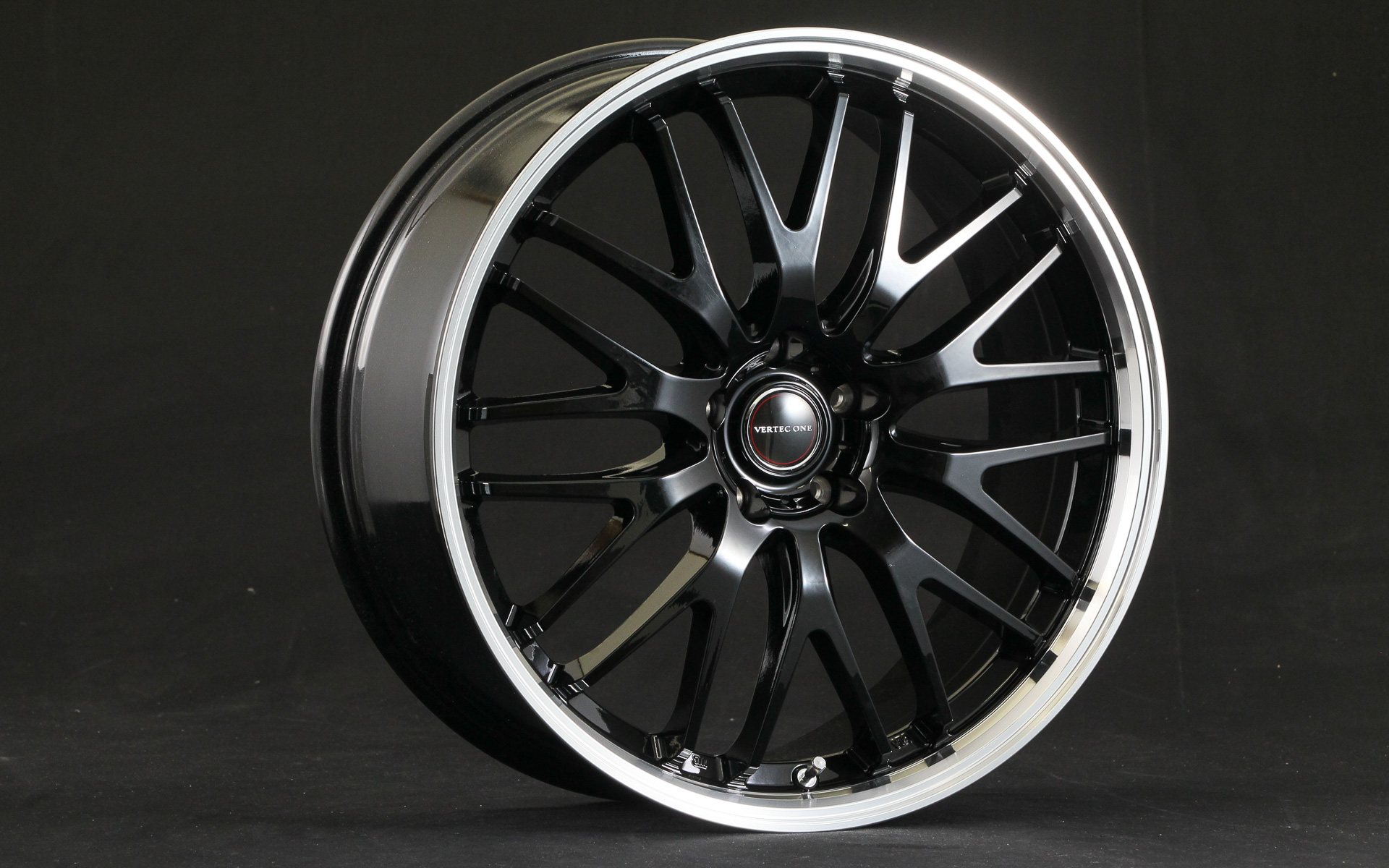 MIDのヴァーテックワンというブランドに属する「EXE10」というモデル。工法は鋳造1ピース。カラーはグロッシーブラック/リムポリッシュ。サイズ展開は幅広く4穴用が14×4.5J 45～16×6J 43。価格は2万5000円～3万2000円（税別）。5穴用が17×7J 50～20×8.5J 38で、価格は3万7000円～6万円（税別）