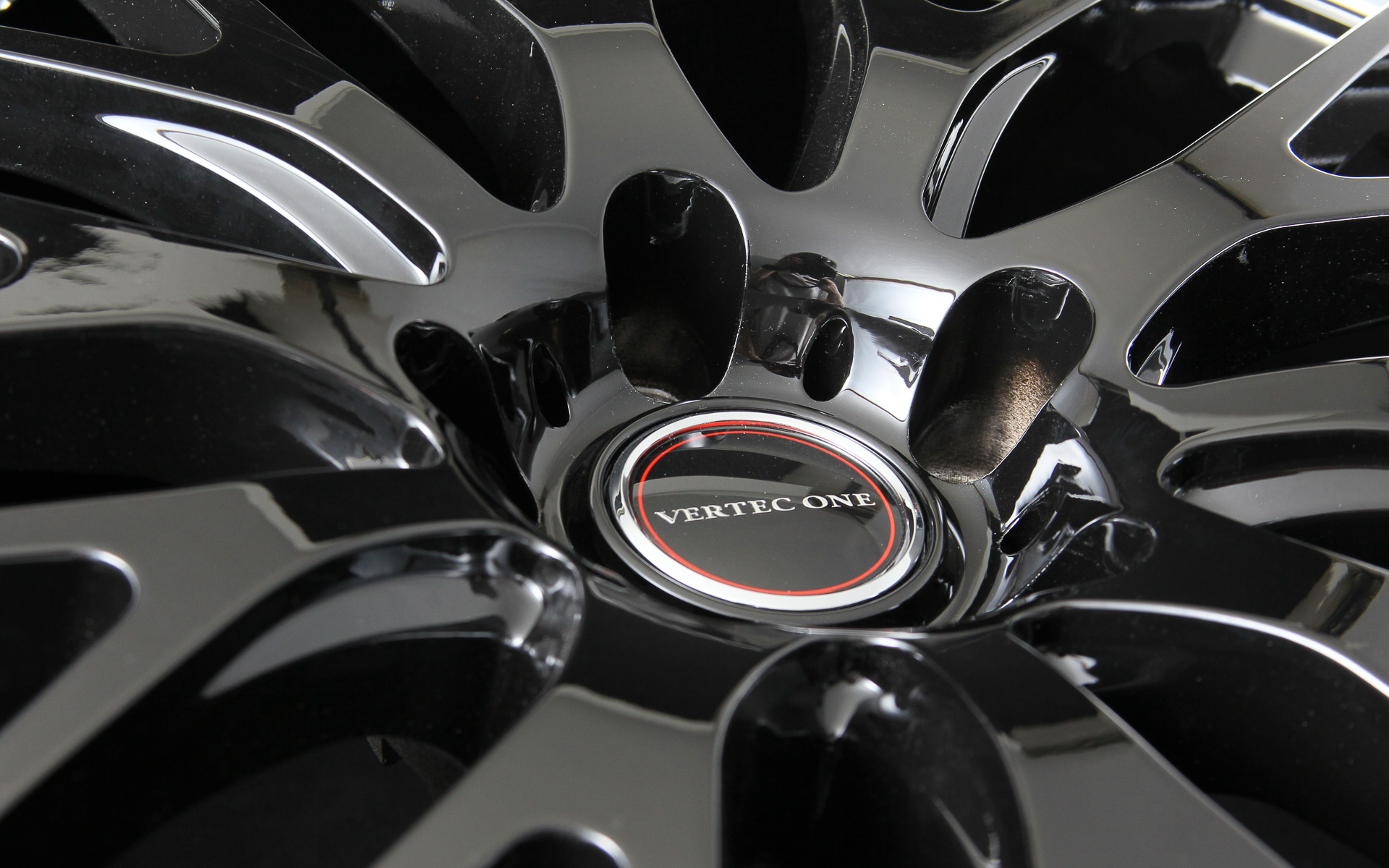 センターホール部はできるだけ小さくている。ディスク面の面積を増やしてスポークの長さが稼げるようにするのが狙いだ