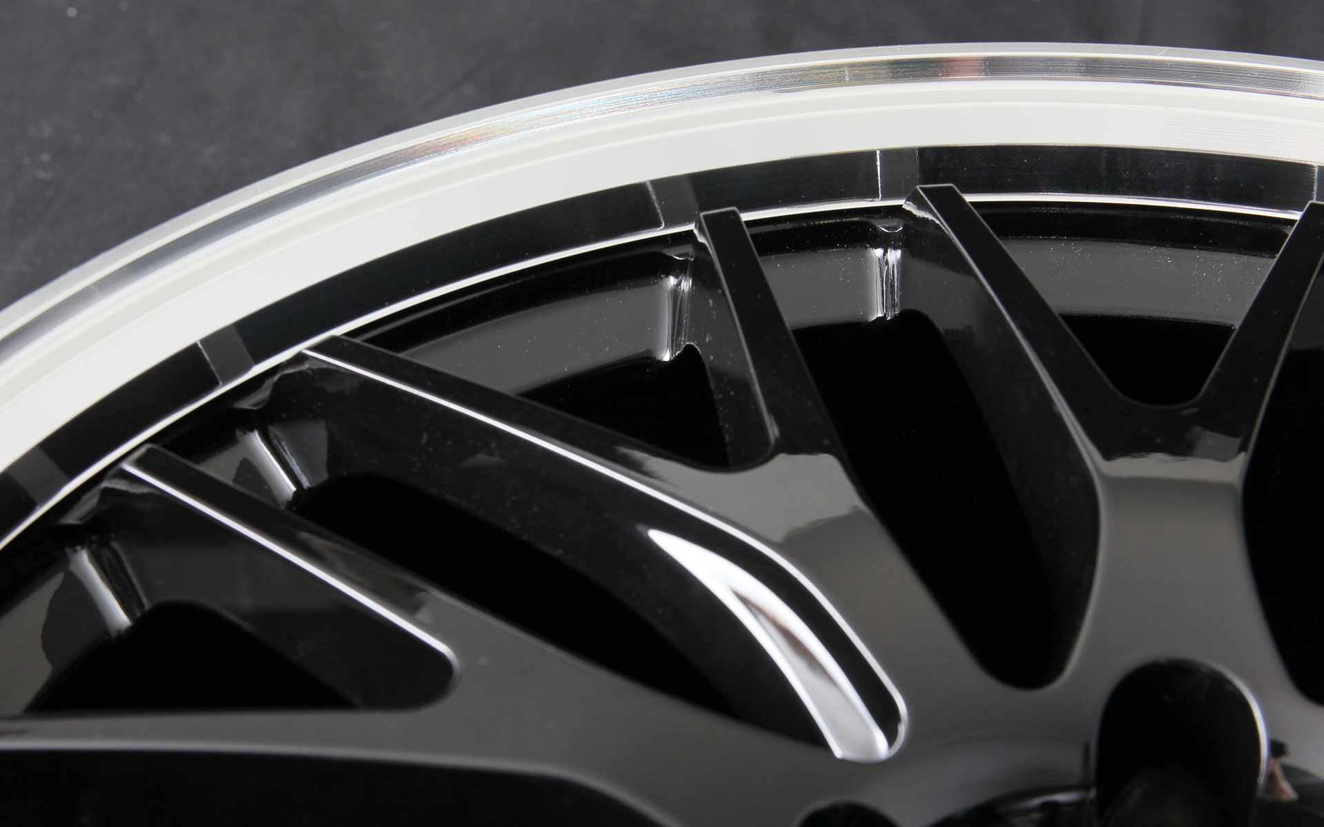 ショートリップスタイルのリムを採用。スポークが描くラインは途中から大胆な角度を付けてリムの内側へ落とし込むようにした。リム外周部分はポリッシュ仕上げ