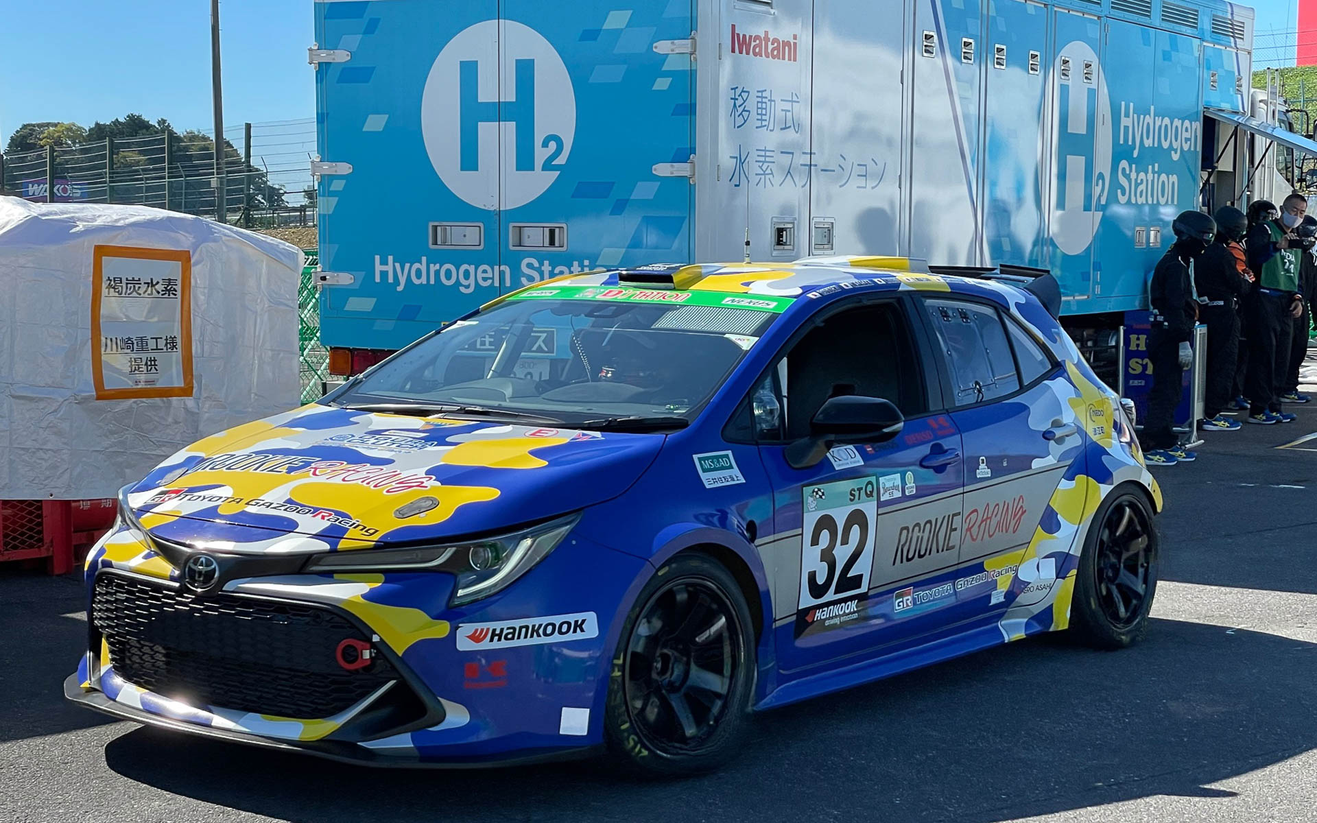 水素を両サイドから充填し、これまでよりも充填時間を半分の2分にしたカローラH2コンセプト。ボンベの両サイドから充填するのも圧力の関係もあって簡単ではないようです