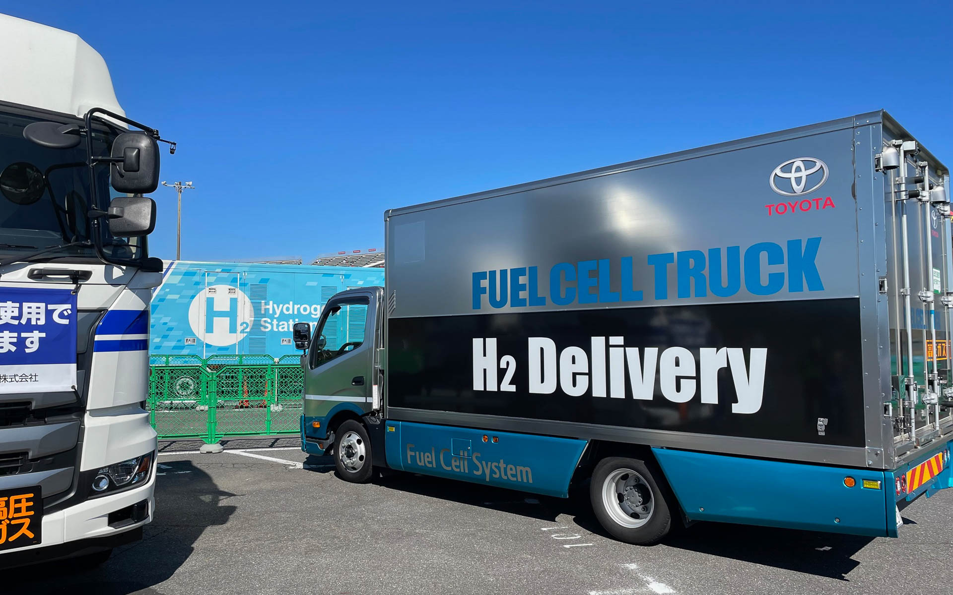 水素デリバリートラック。今回は水素を運ぶが大きなテーマだったが、デリバリートラックによってラックに収まった水素ボンベが運ばれてきた。実際にやってみると積載効率がわるく、改善点が多数発見でき、水素を取り巻く問題点に気づかされたという