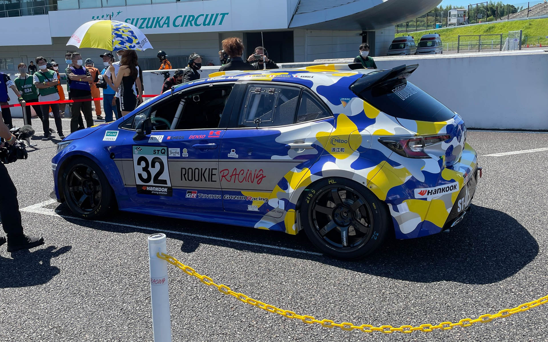 スタートグリッドでのカローラH2コンセプト。モリゾウさんはどこでもサービス精神旺盛で人気でした