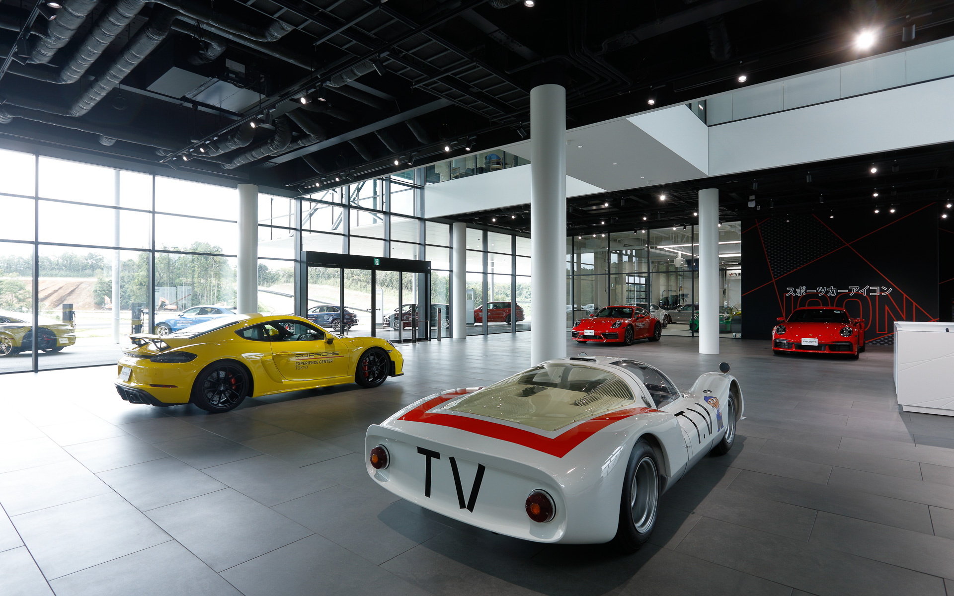 展示車両が並ぶエントランス