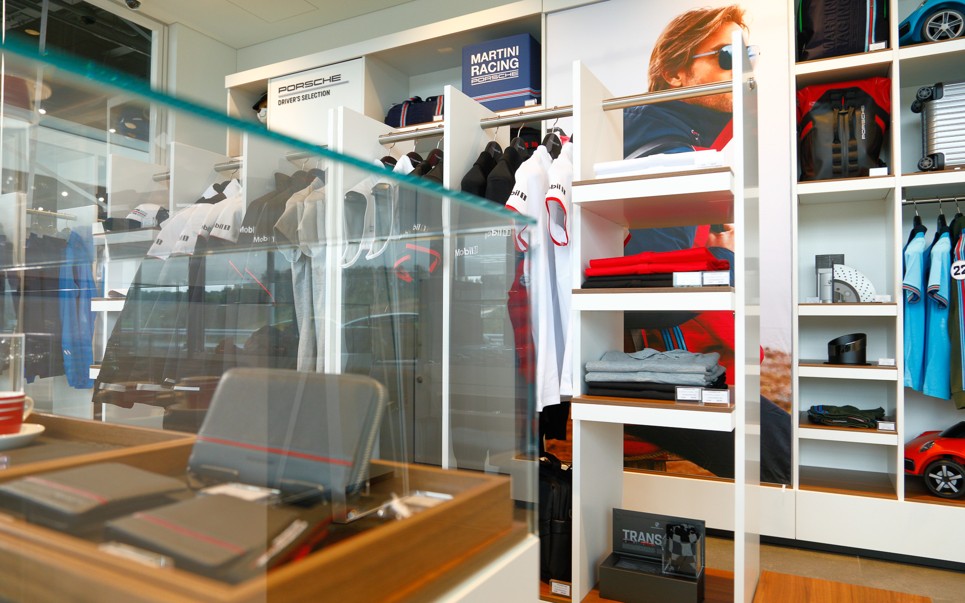 豊富な最新ブランドアイテムが揃えられているオフィシャルアイテムショップ