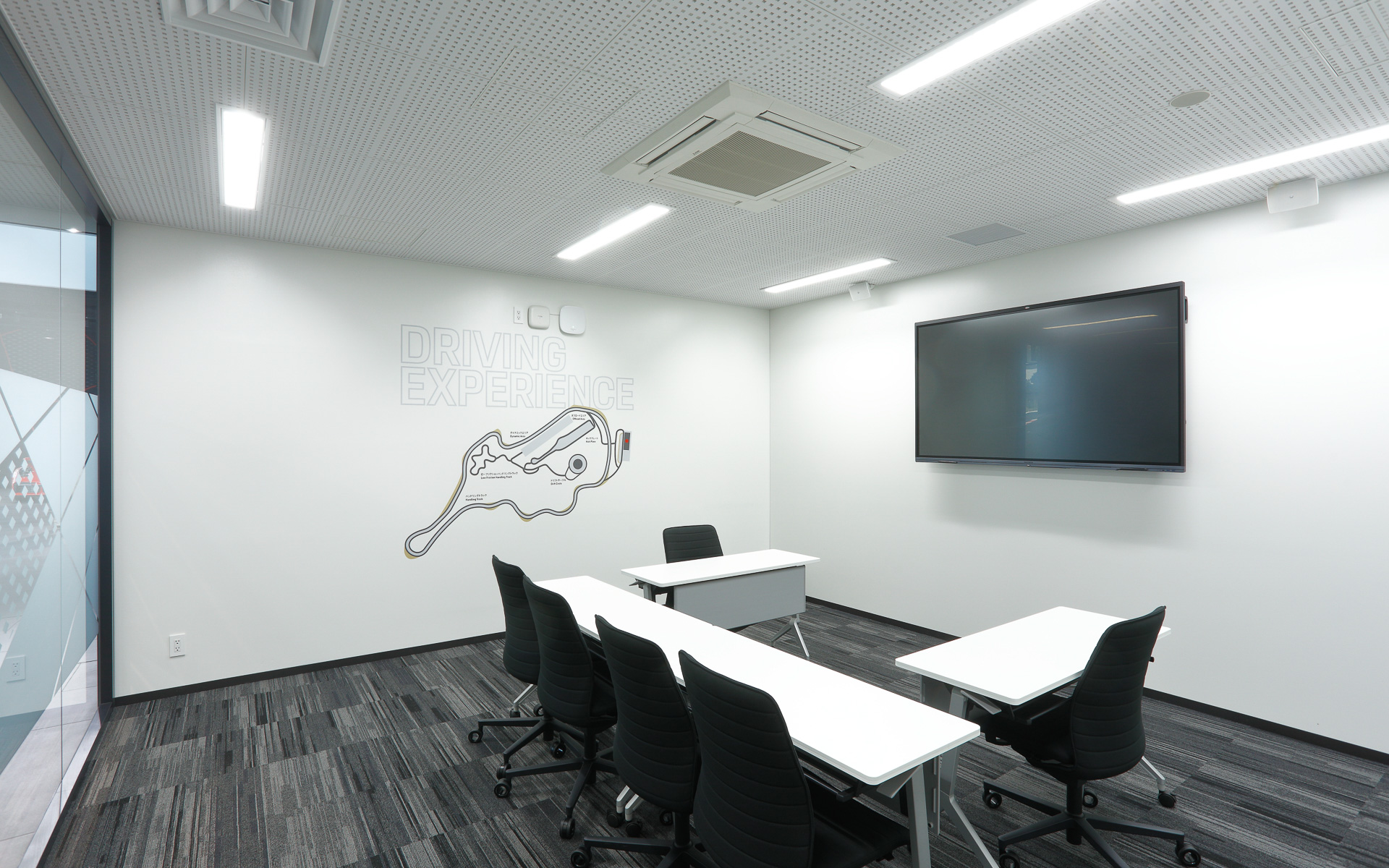 多目的に使えるミーティングルームも備えている