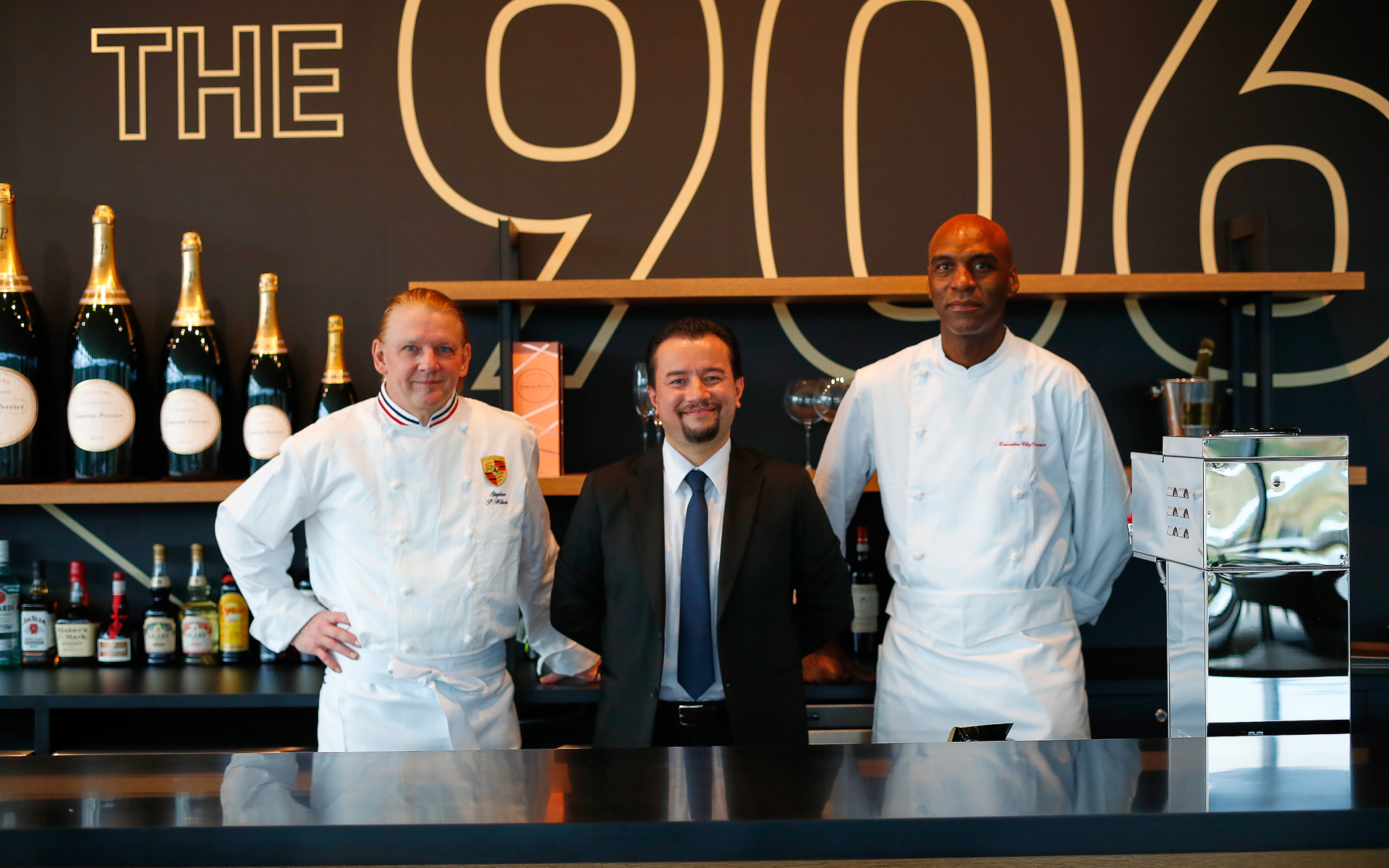 シェフによる料理を堪能できるレストラン906