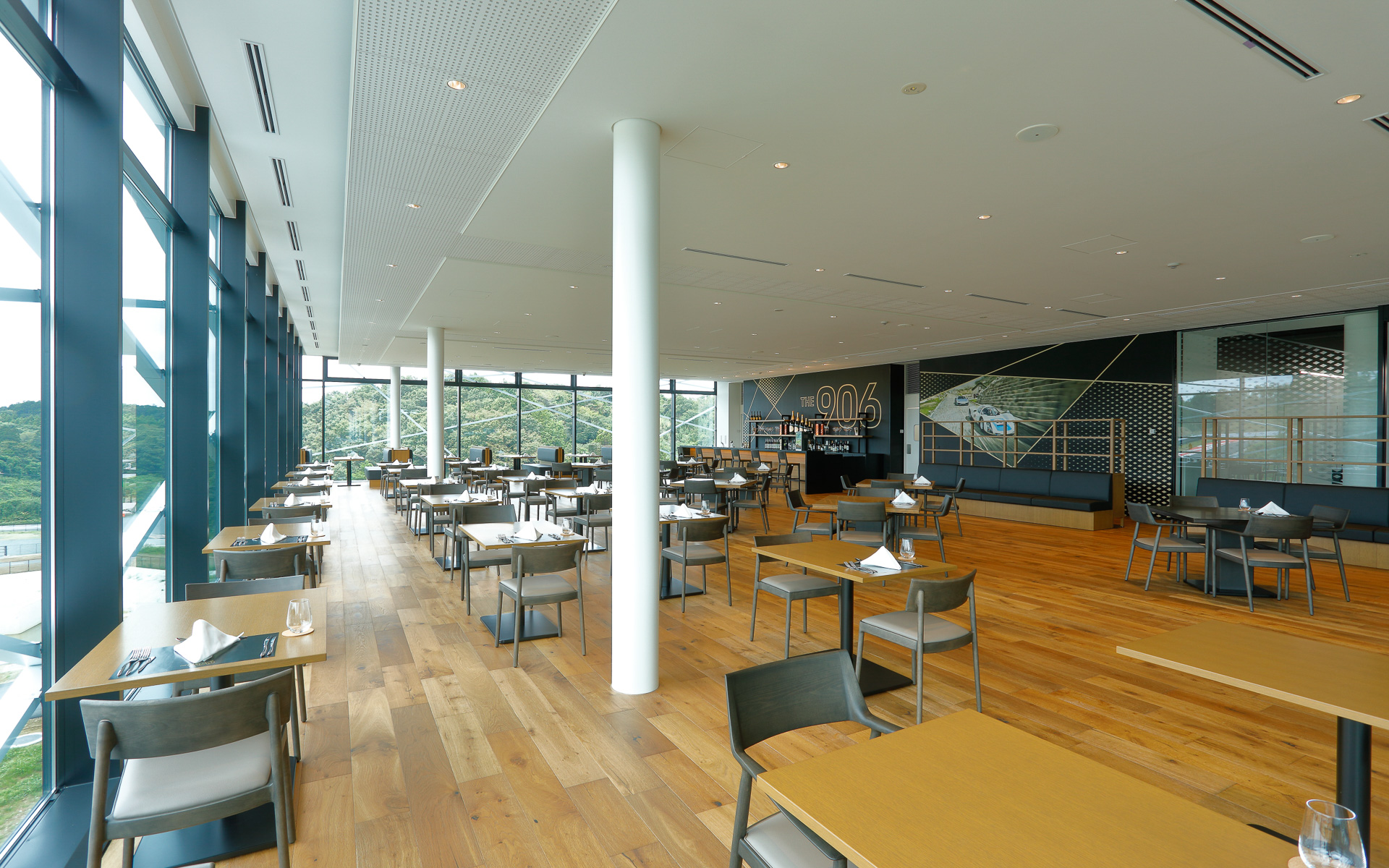 2階の広いスペースを使ったレストラン906店内