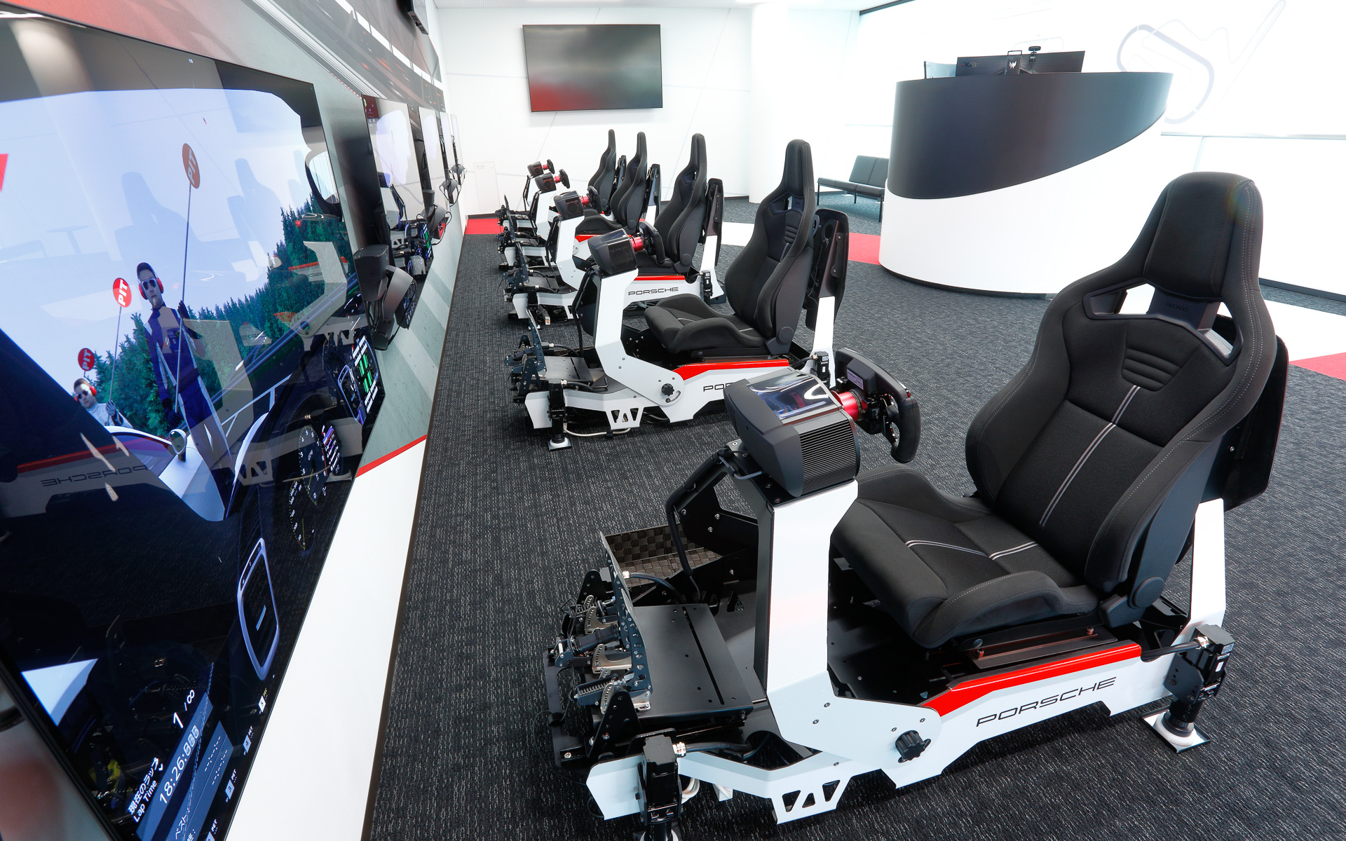 プロドライバーも練習に使用している最新シミュレーターが並ぶ