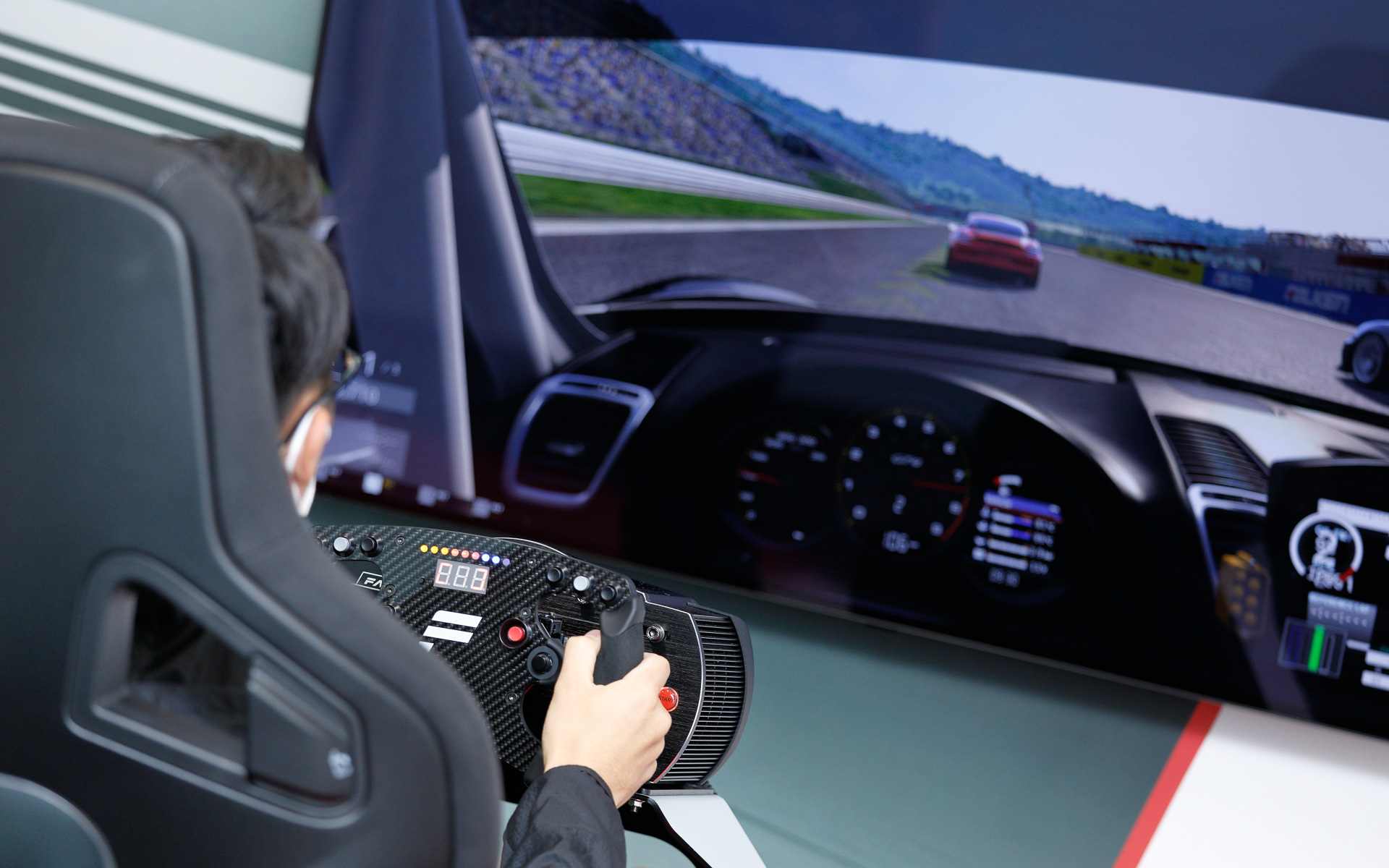 プロドライバーも練習に使用している最新シミュレーターが並ぶ