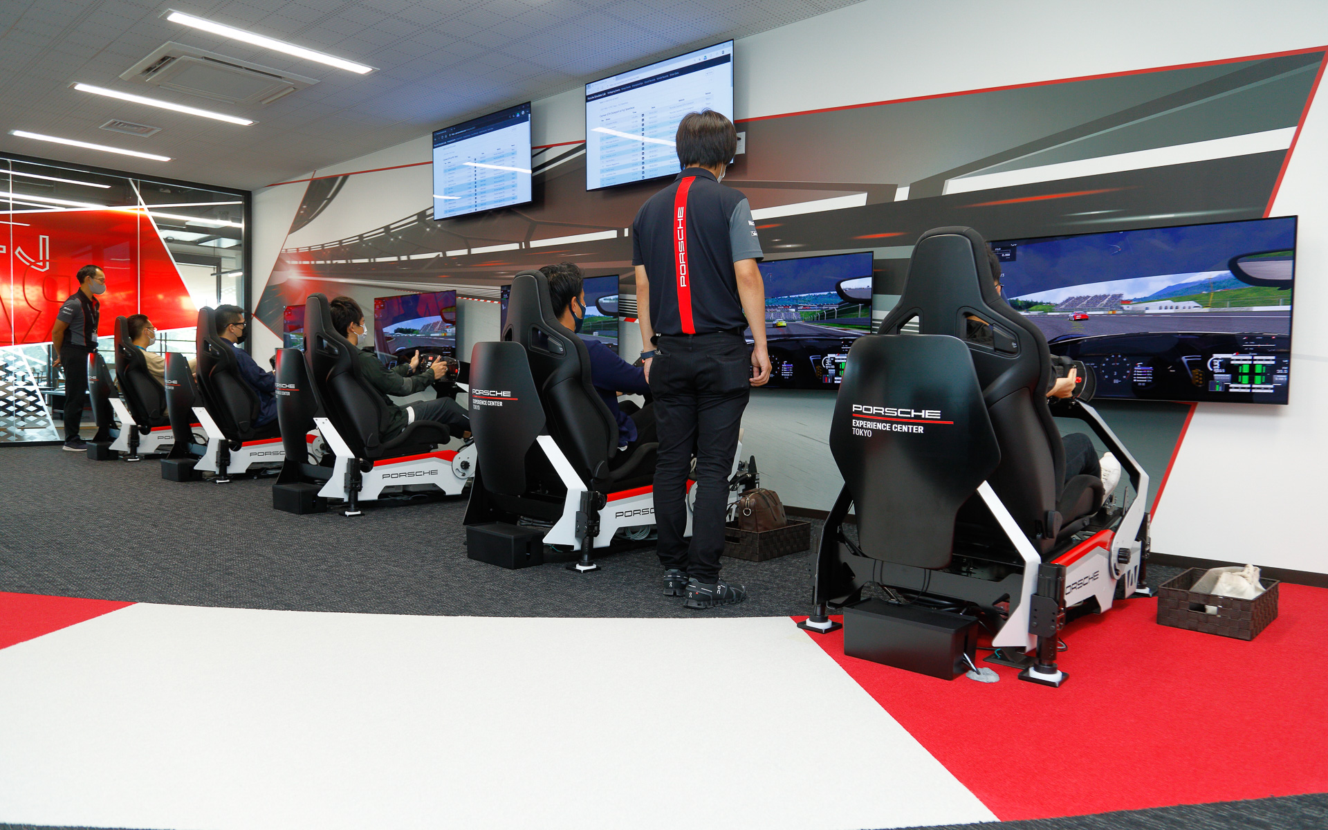 プロドライバーも練習に使用している最新シミュレーターが並ぶ