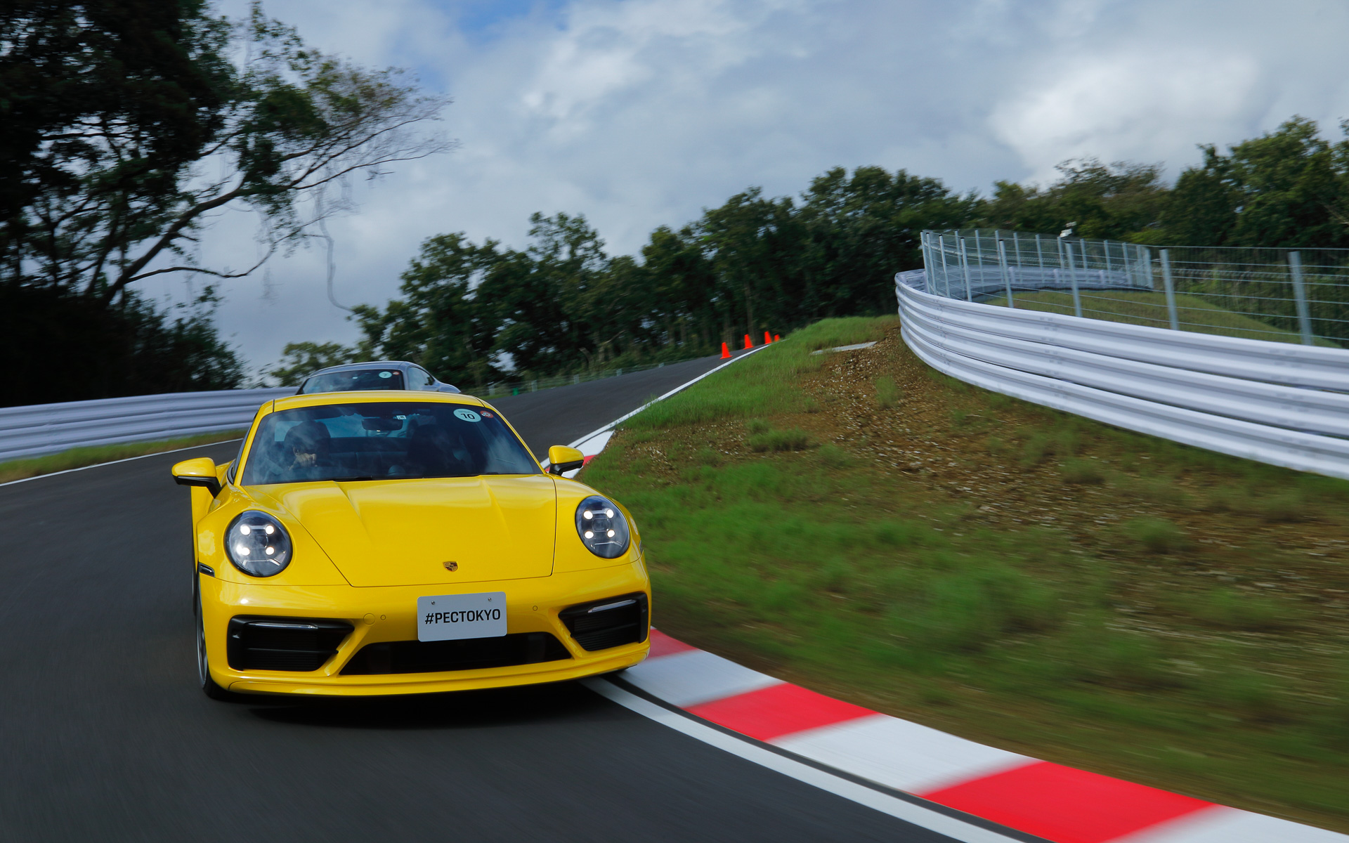 ラグナ・セカのコークスクリューのようなアップダウンを再現