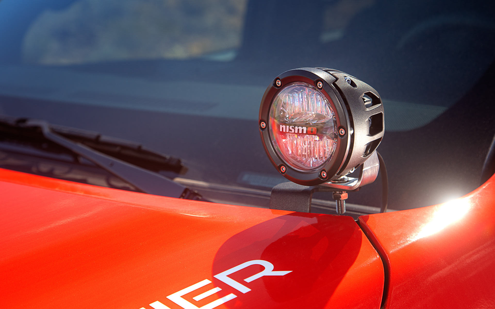 さまざまなニスモ製オフロードパーツが装着されている