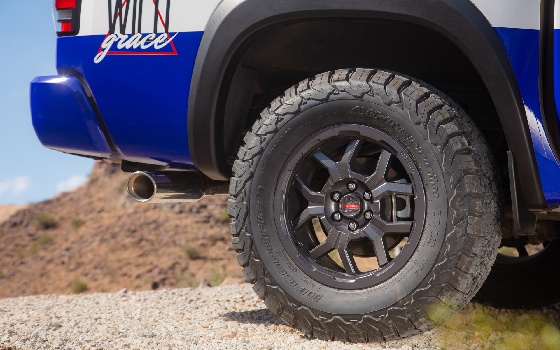 さまざまなニスモ製オフロードパーツが装着されている