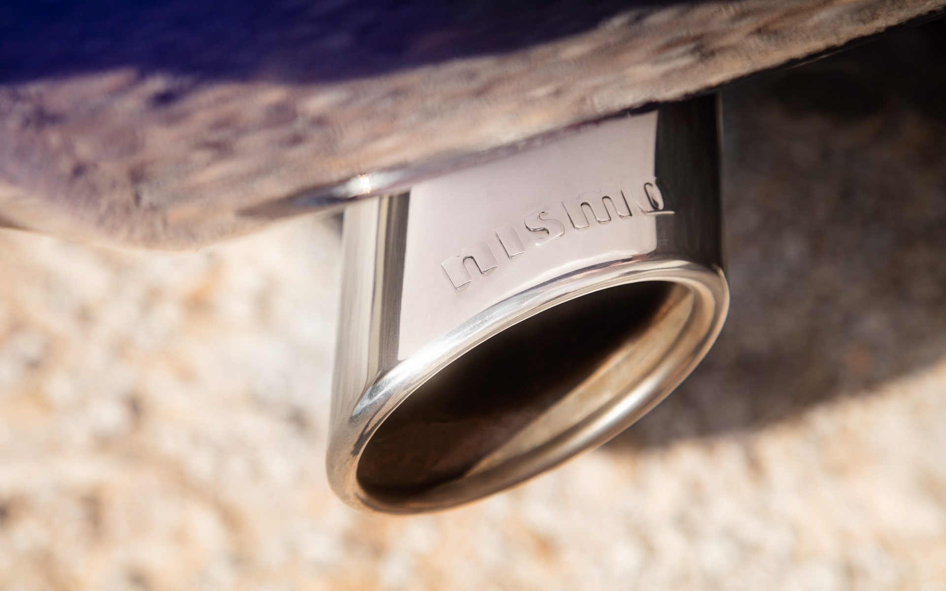 さまざまなニスモ製オフロードパーツが装着されている