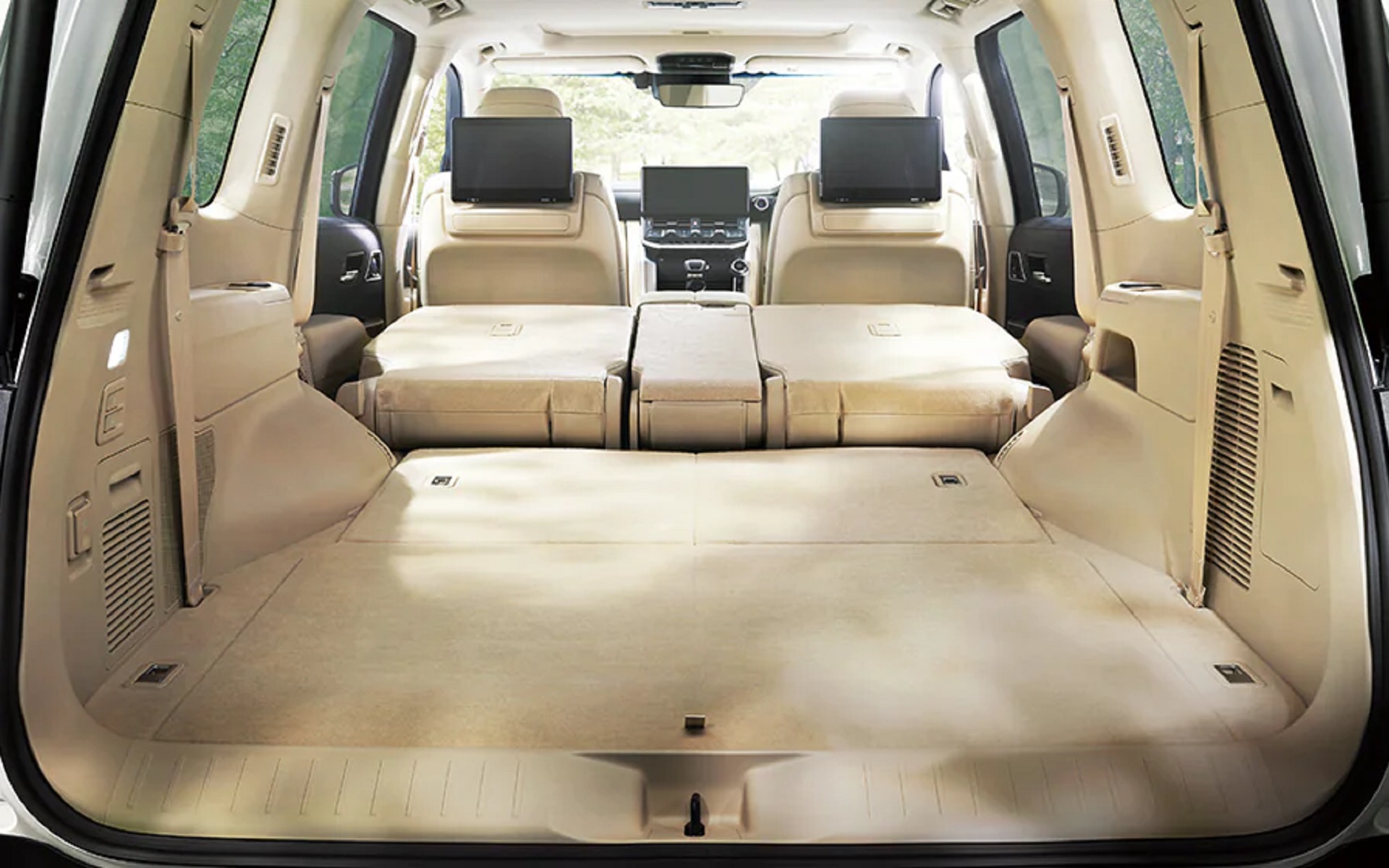 新型ランドクルーザー（300系）のラゲッジスペース