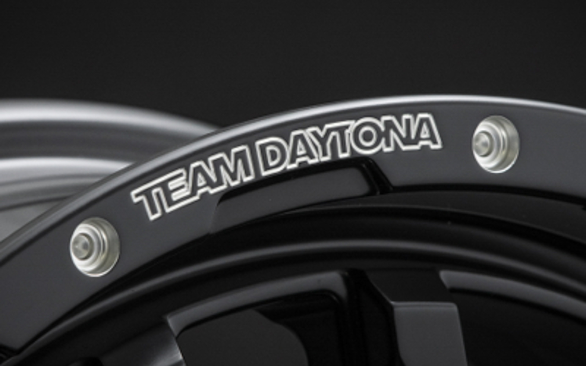 A.M.T.によって施されたロゴ