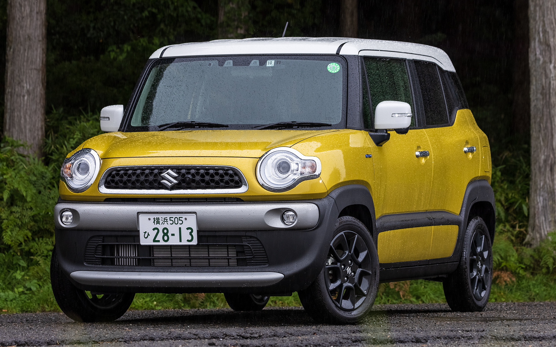 クロスビー HYBRID MZ（4WD）。ボディカラーは「ラッシュイエローメタリック ホワイト2トーンルーフ」の2トーンルーフ仕様車で、価格は225万1700円。ボディサイズは3760×1670×1705mmで、ホイールベースは2435mm、最低地上高は180mmを確保