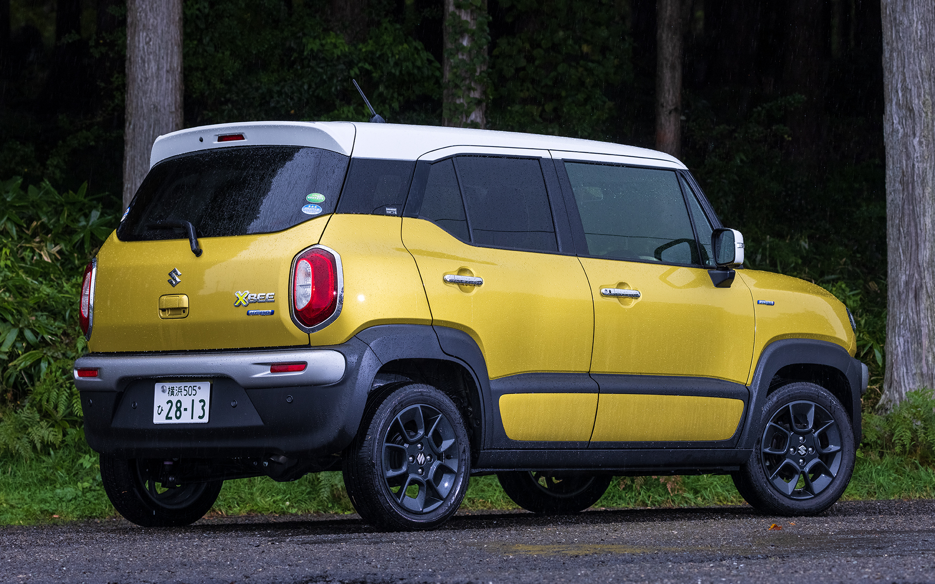 クロスビー HYBRID MZ（4WD）。ボディカラーは「ラッシュイエローメタリック ホワイト2トーンルーフ」の2トーンルーフ仕様車で、価格は225万1700円。ボディサイズは3760×1670×1705mmで、ホイールベースは2435mm、最低地上高は180mmを確保