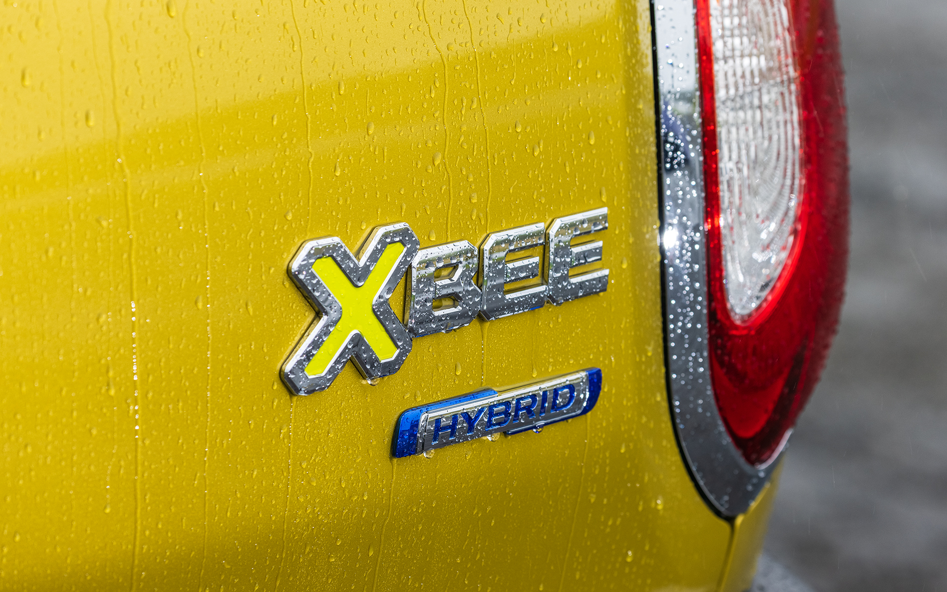 外観は特徴的な丸いヘッドライトや“蜂の巣”のようなハニカムデザインのフロントグリル、丸みを帯びたフォントで大きめなサイズのリアエンブレムなど、細かいところまで凝ったデザイン。足下は16インチのアルミホイールに175/60R16サイズのブリヂストン「ECOPIA EP150」を組み合わせる