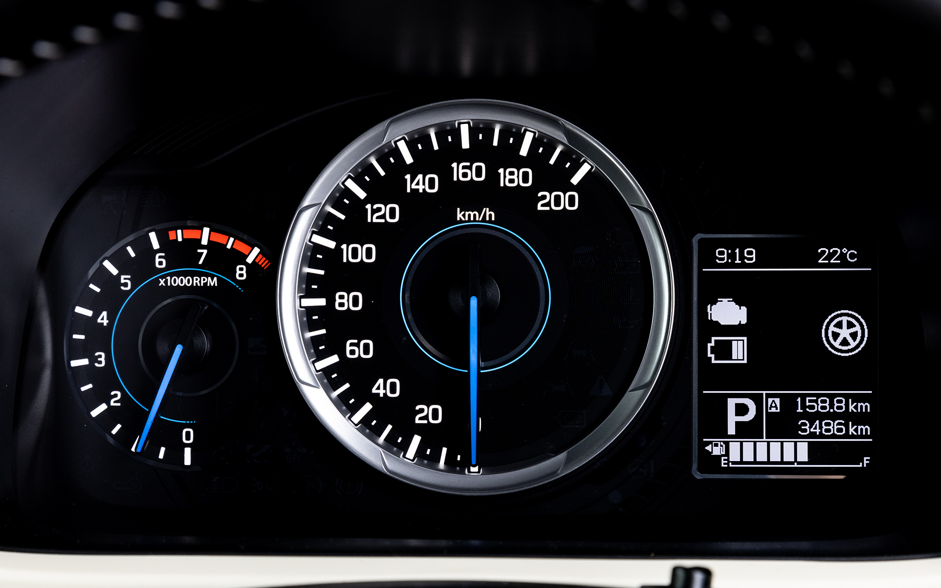 インパネ中央の“道具感”のあるシルバー加飾が目を引くインテリア。4WDモデルでは加飾部分にグリップコントロールやヒルディセントコントロール、スポーツ/スノーの走行モードを切り替えられるスイッチが配置される