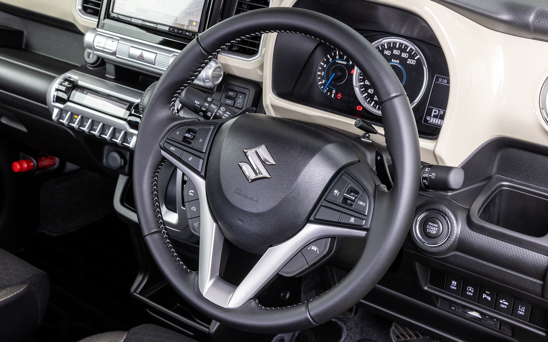 右側のステアリングスポークには運転支援機能のスイッチを設定。車線維持支援機能のスイッチはスポークから独立した位置に。また、各種運転支援機能のON/OFFスイッチをステアリング右奥にまとめて配置する