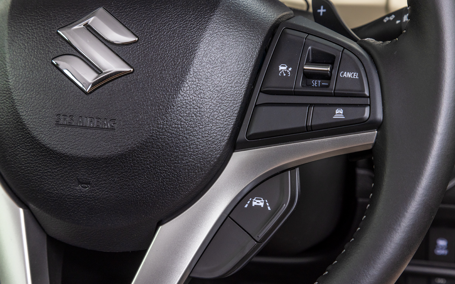 右側のステアリングスポークには運転支援機能のスイッチを設定。車線維持支援機能のスイッチはスポークから独立した位置に。また、各種運転支援機能のON/OFFスイッチをステアリング右奥にまとめて配置する