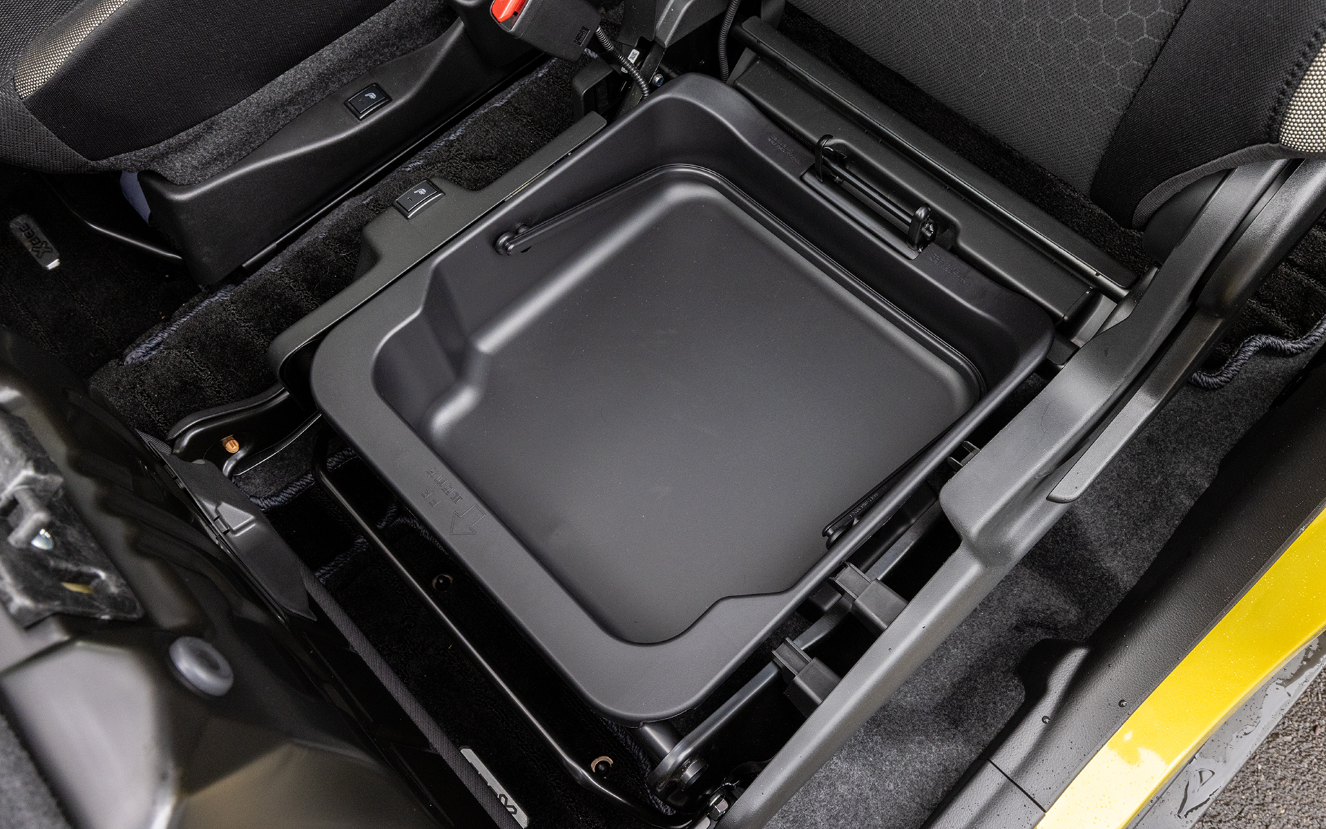 サイドにアイボリーのアクセントが入り、ハニカムデザインが施されているシート表皮は撥水加工がされている。おなじみの助手席シートアンダーボックスの下にはリチウムイオン電池を搭載