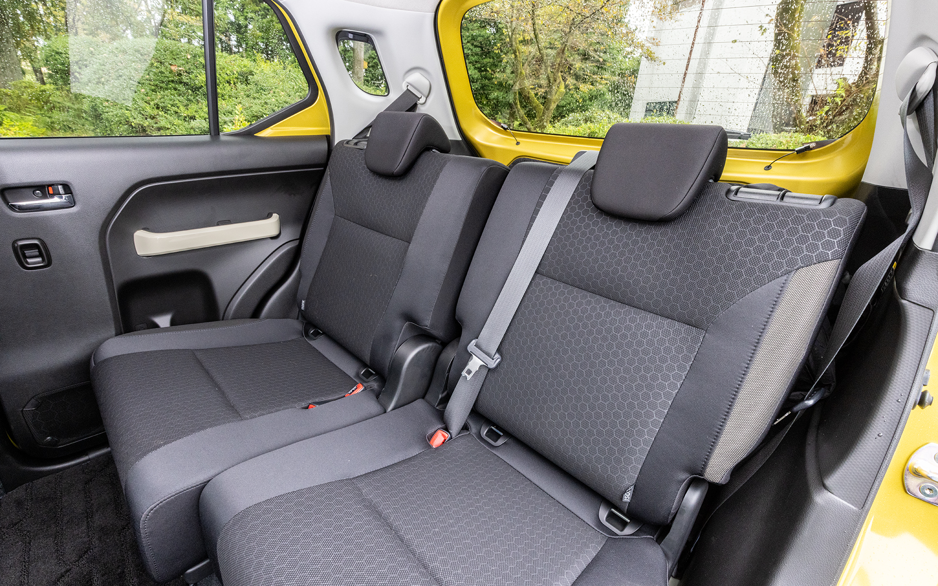 165mmのシートスライドやリクライニング機構を備え、足下にもゆったりとした広さを備える後席