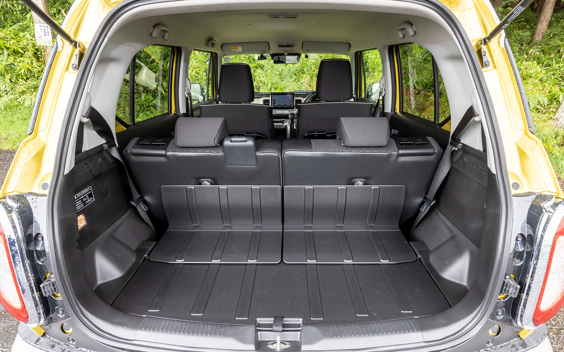 HYBRID MZのラゲッジは後席背面とラフロアに汚れを拭き取りやすい素材を採用する防汚タイプとなる