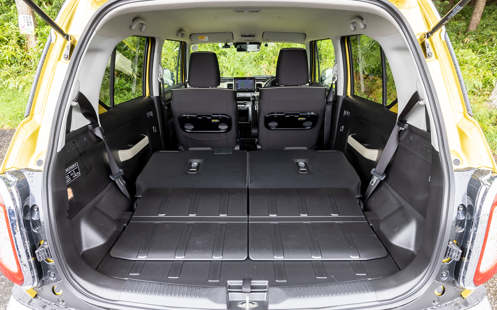 HYBRID MZのラゲッジは後席背面とラフロアに汚れを拭き取りやすい素材を採用する防汚タイプとなる