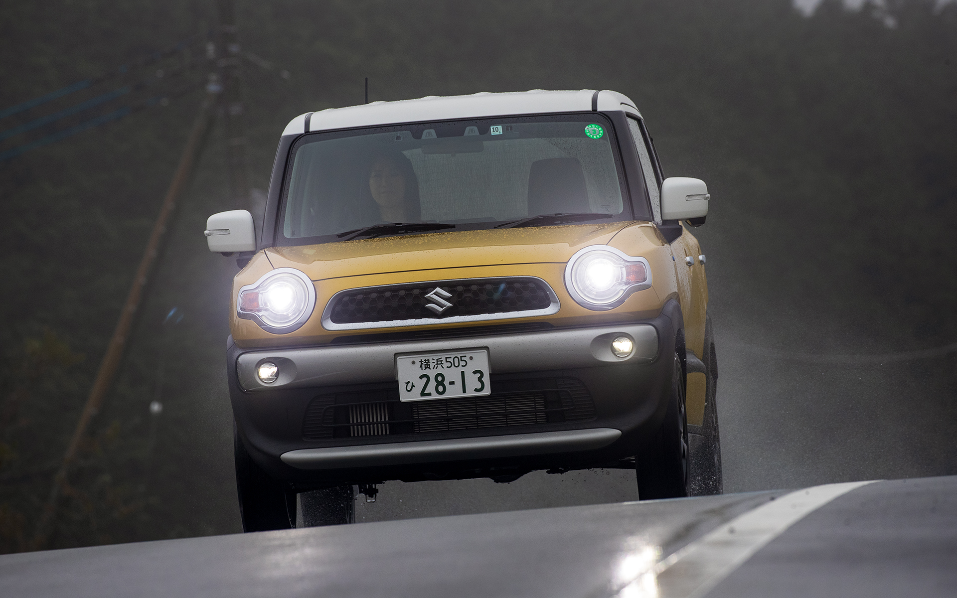 パワートレーンは最高出力73kW（99PS）/5500rpm、最大トルク150Nm（15.3kgm）/1700-4000rpmを発生する直列3気筒DOHC 1.0リッター直噴ターボエンジンに、最高出力2.3kW（3.1PS）/1000rpm、最大トルク50Nm（5.1kgm）/100rpmを発生するモーターを組み合わせる「マイルドハイブリッド」を採用。トランスミッションは6速AT