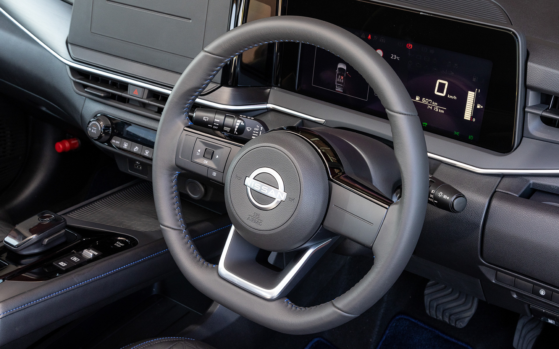 インテリアではブルーステッチ入りのレザーシート、レザーステアリングなどがノート AUTECH クロスオーバー専用装備となる