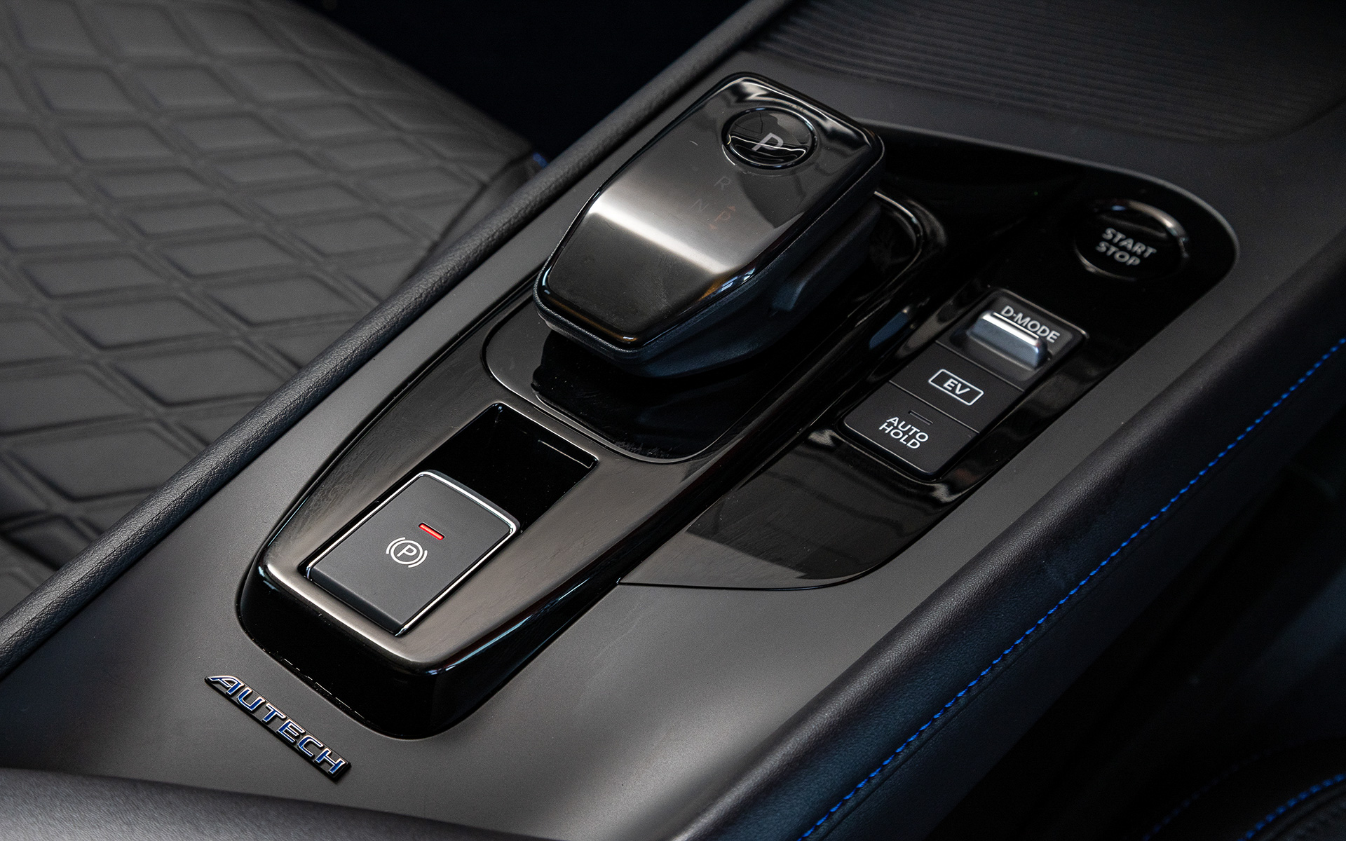 インテリアではブルーステッチ入りのレザーシート、レザーステアリングなどがノート AUTECH クロスオーバー専用装備となる