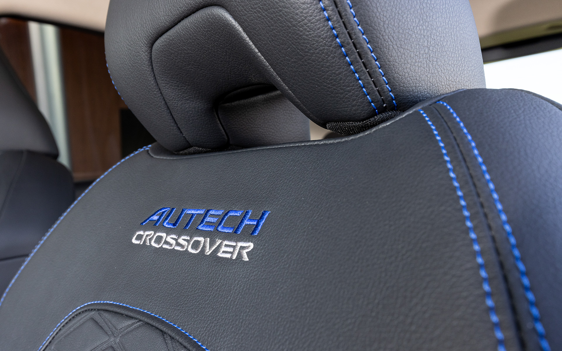 インテリアではブルーステッチ入りのレザーシート、レザーステアリングなどがノート AUTECH クロスオーバー専用装備となる