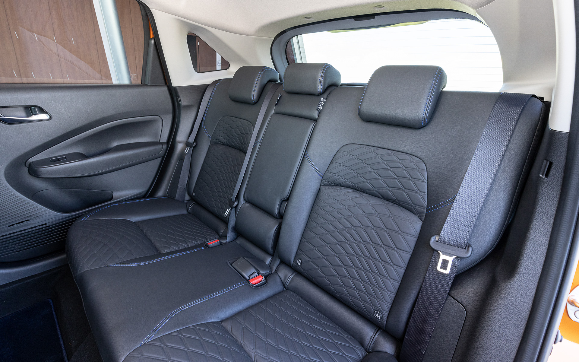 インテリアではブルーステッチ入りのレザーシート、レザーステアリングなどがノート AUTECH クロスオーバー専用装備となる