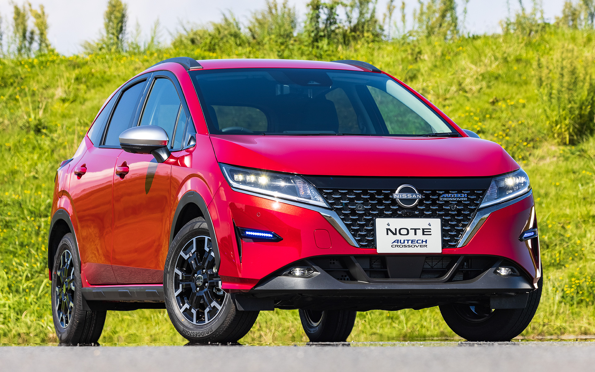 今回試乗したのはノートをSUVスタイルに仕立てた「ノート AUTECH クロスオーバー」。2WD、4WDともにe-POWERモデルで、価格は前者が253万7700円、後者が279万6200円。ボディサイズは4045×1700×1545mm、ホイールベースは2580mm