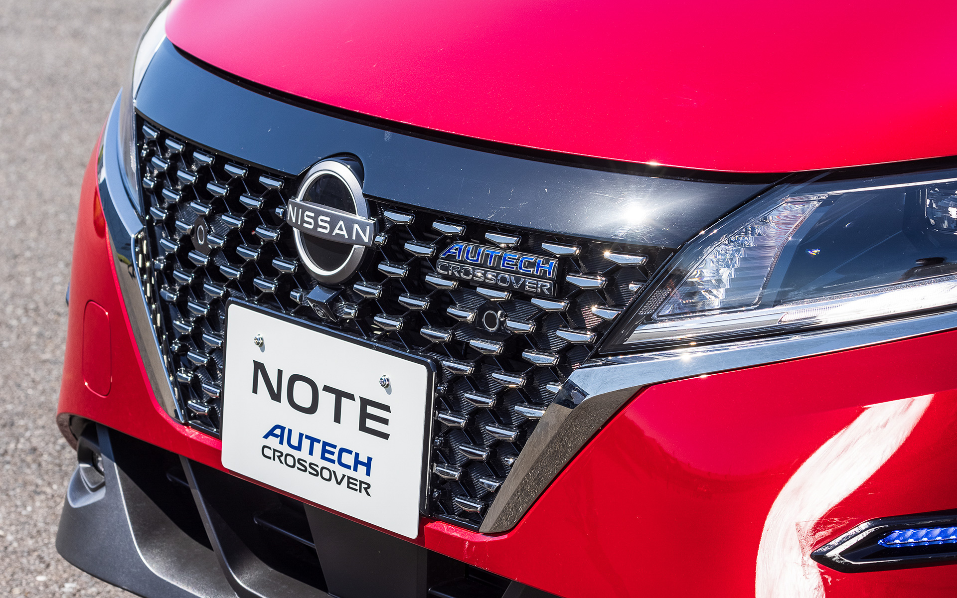 ノート AUTECH クロスオーバーではベース車から車高を25mmアップさせるとともに、ワイドフェンダーのモールディング、サイドシルプロテクター、ルーフモールディング、大径タイヤ＆タフさをイメージさせる専用16インチアルミホイールなどを装備。タイヤはブリヂストン「エコピア EP150」（195/60R16）