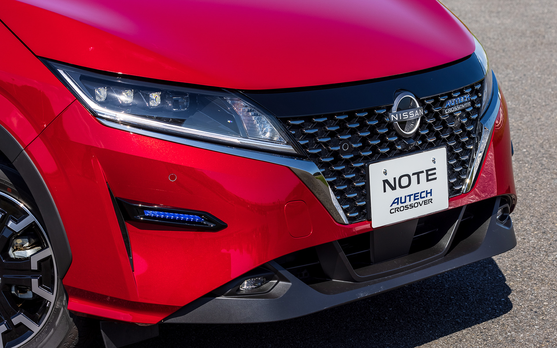 ノート AUTECH クロスオーバーではベース車から車高を25mmアップさせるとともに、ワイドフェンダーのモールディング、サイドシルプロテクター、ルーフモールディング、大径タイヤ＆タフさをイメージさせる専用16インチアルミホイールなどを装備。タイヤはブリヂストン「エコピア EP150」（195/60R16）