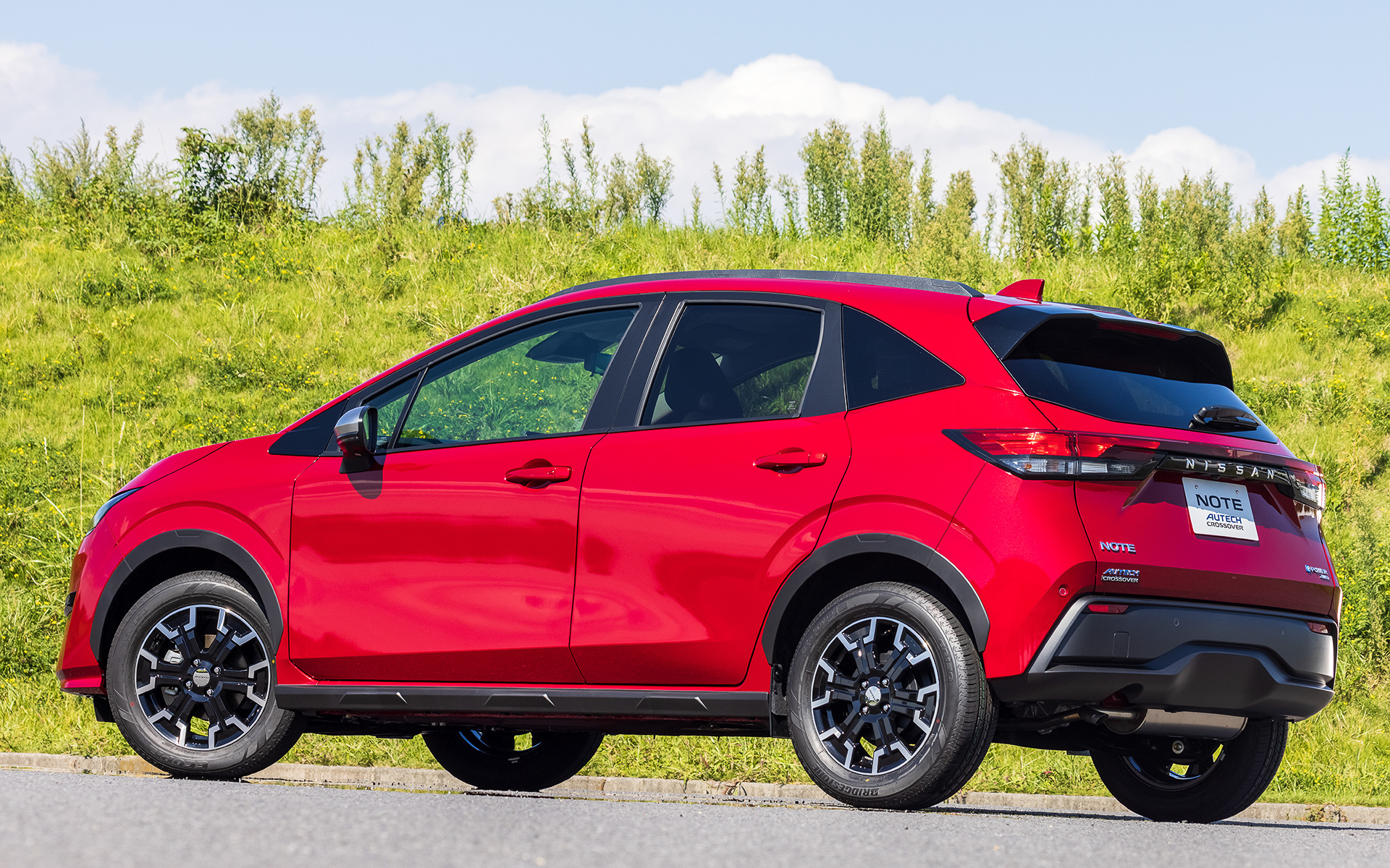 今回試乗したのはノートをSUVスタイルに仕立てた「ノート AUTECH クロスオーバー」。2WD、4WDともにe-POWERモデルで、価格は前者が253万7700円、後者が279万6200円。ボディサイズは4045×1700×1545mm、ホイールベースは2580mm