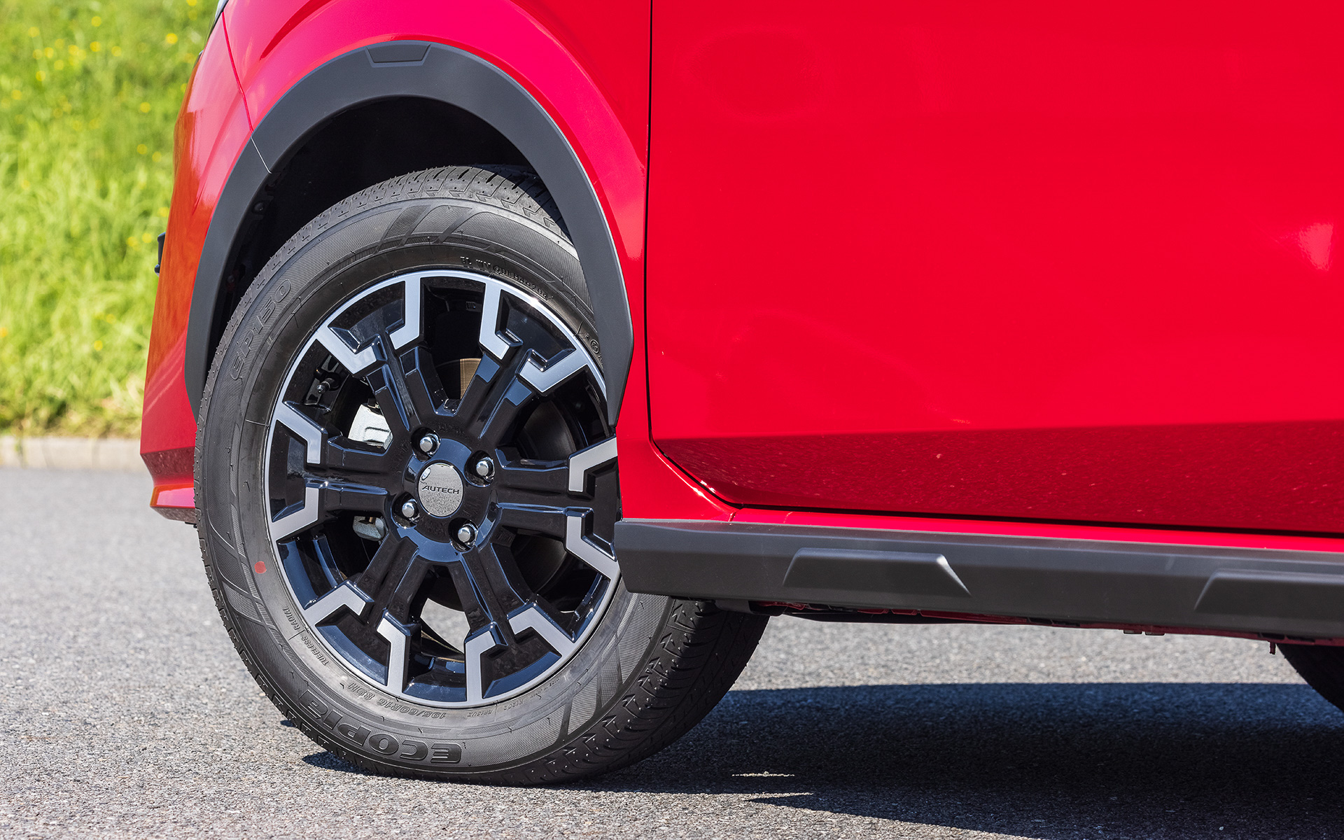 ノート AUTECH クロスオーバーではベース車から車高を25mmアップさせるとともに、ワイドフェンダーのモールディング、サイドシルプロテクター、ルーフモールディング、大径タイヤ＆タフさをイメージさせる専用16インチアルミホイールなどを装備。タイヤはブリヂストン「エコピア EP150」（195/60R16）