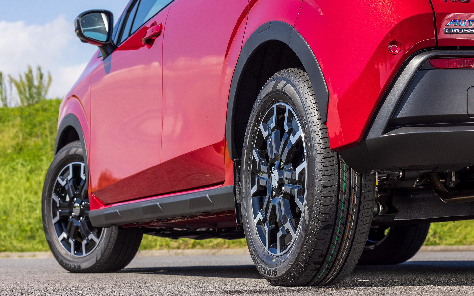 ノート AUTECH クロスオーバーではベース車から車高を25mmアップさせるとともに、ワイドフェンダーのモールディング、サイドシルプロテクター、ルーフモールディング、大径タイヤ＆タフさをイメージさせる専用16インチアルミホイールなどを装備。タイヤはブリヂストン「エコピア EP150」（195/60R16）