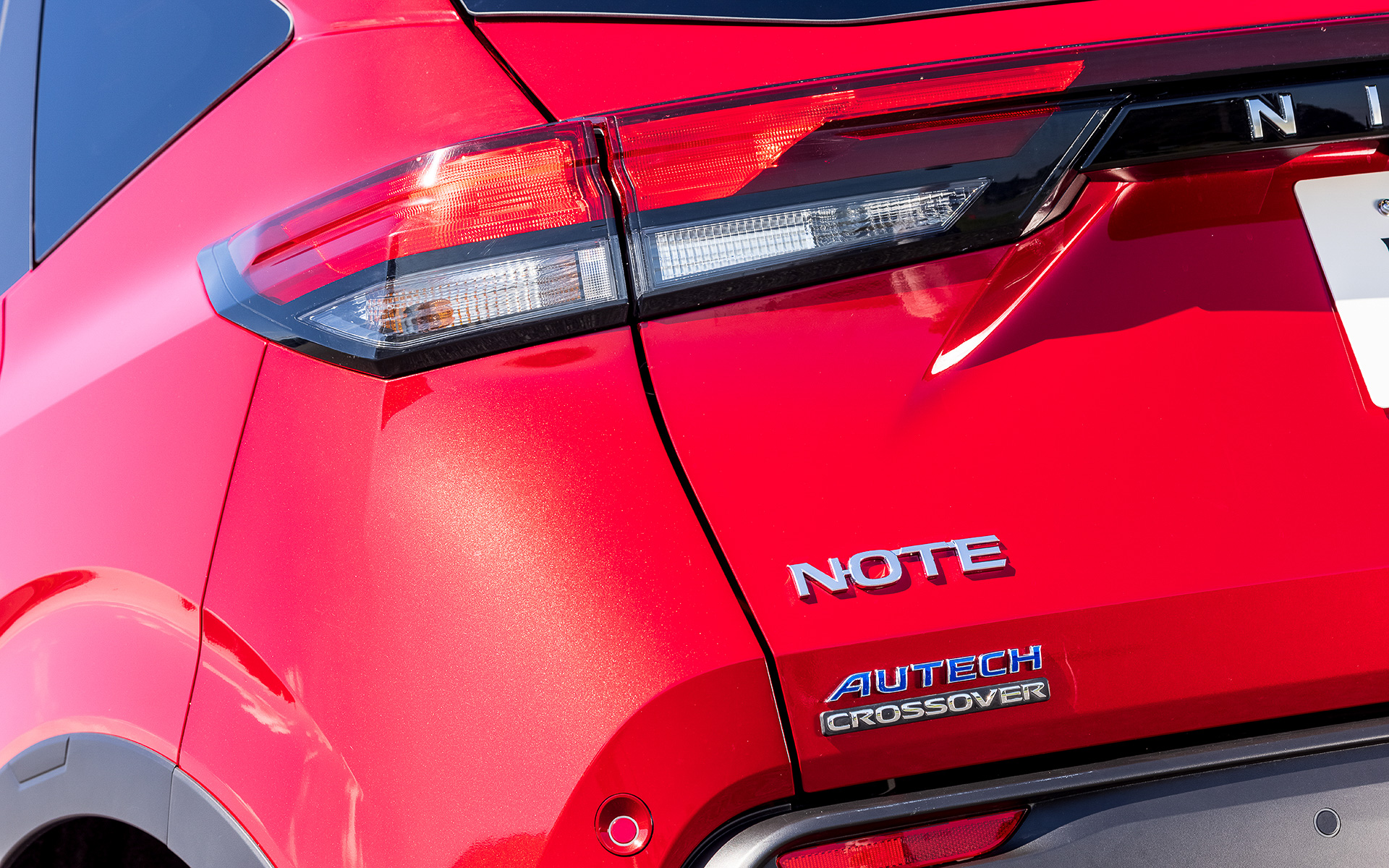 ノート AUTECH クロスオーバーではベース車から車高を25mmアップさせるとともに、ワイドフェンダーのモールディング、サイドシルプロテクター、ルーフモールディング、大径タイヤ＆タフさをイメージさせる専用16インチアルミホイールなどを装備。タイヤはブリヂストン「エコピア EP150」（195/60R16）