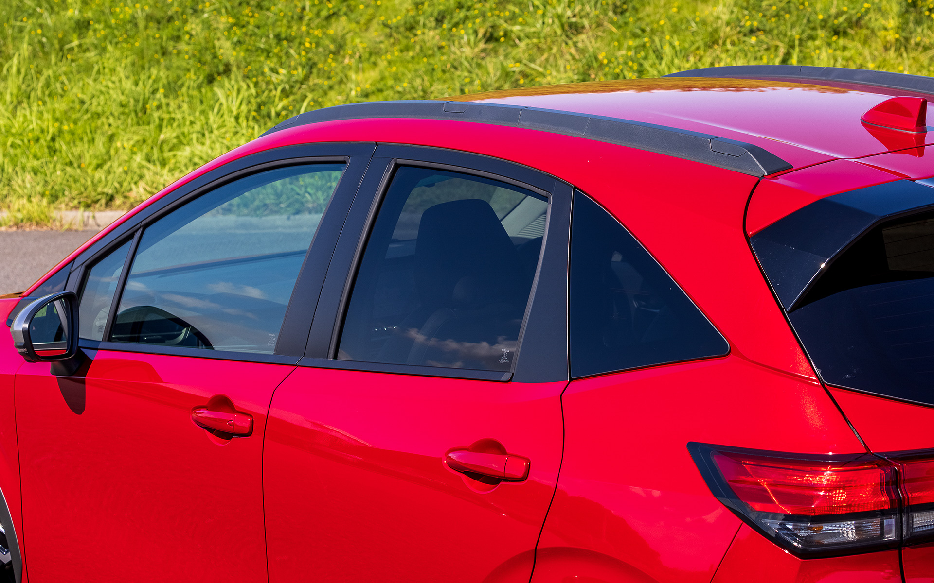 ノート AUTECH クロスオーバーではベース車から車高を25mmアップさせるとともに、ワイドフェンダーのモールディング、サイドシルプロテクター、ルーフモールディング、大径タイヤ＆タフさをイメージさせる専用16インチアルミホイールなどを装備。タイヤはブリヂストン「エコピア EP150」（195/60R16）