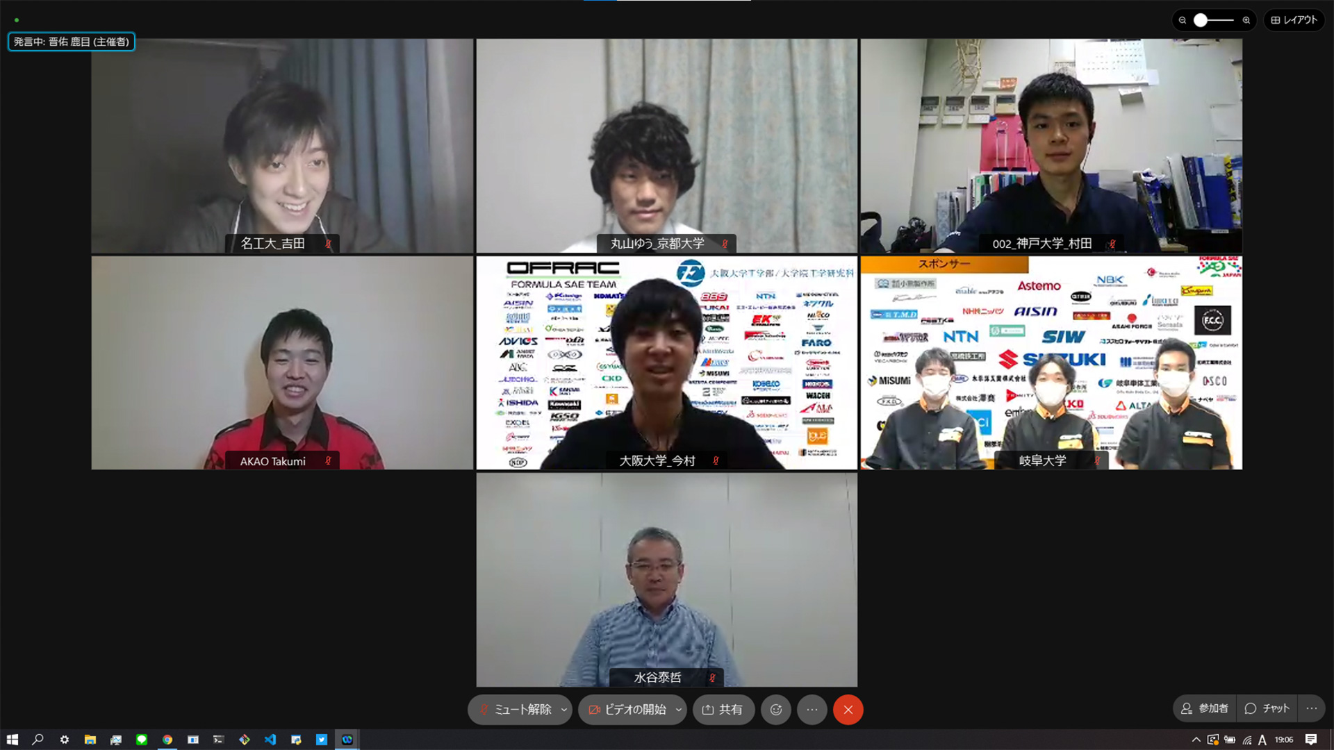 受賞校の代表者と大会実行委員長の水谷氏の記念撮影